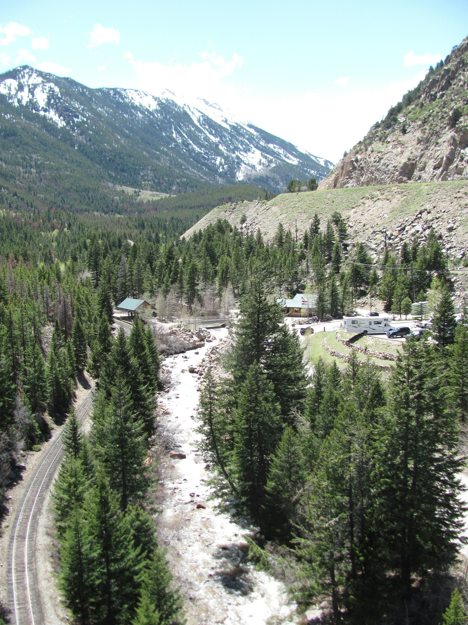 Une vue pittoresque d'un petit village entouré de montagnes et de forêts avec une rivière
