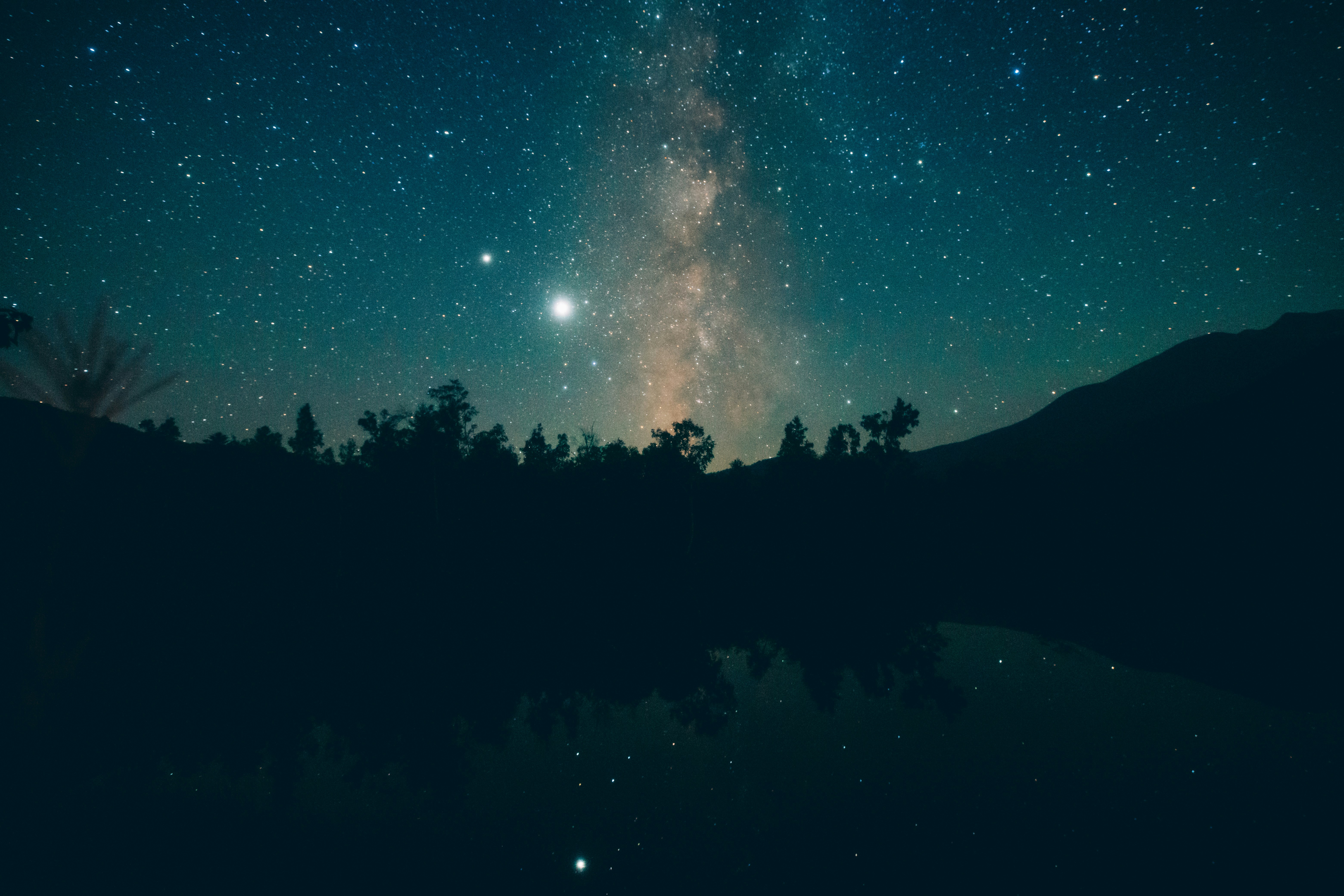 Voie lactée et ciel nocturne étoilé au-dessus d’un paysage sombre