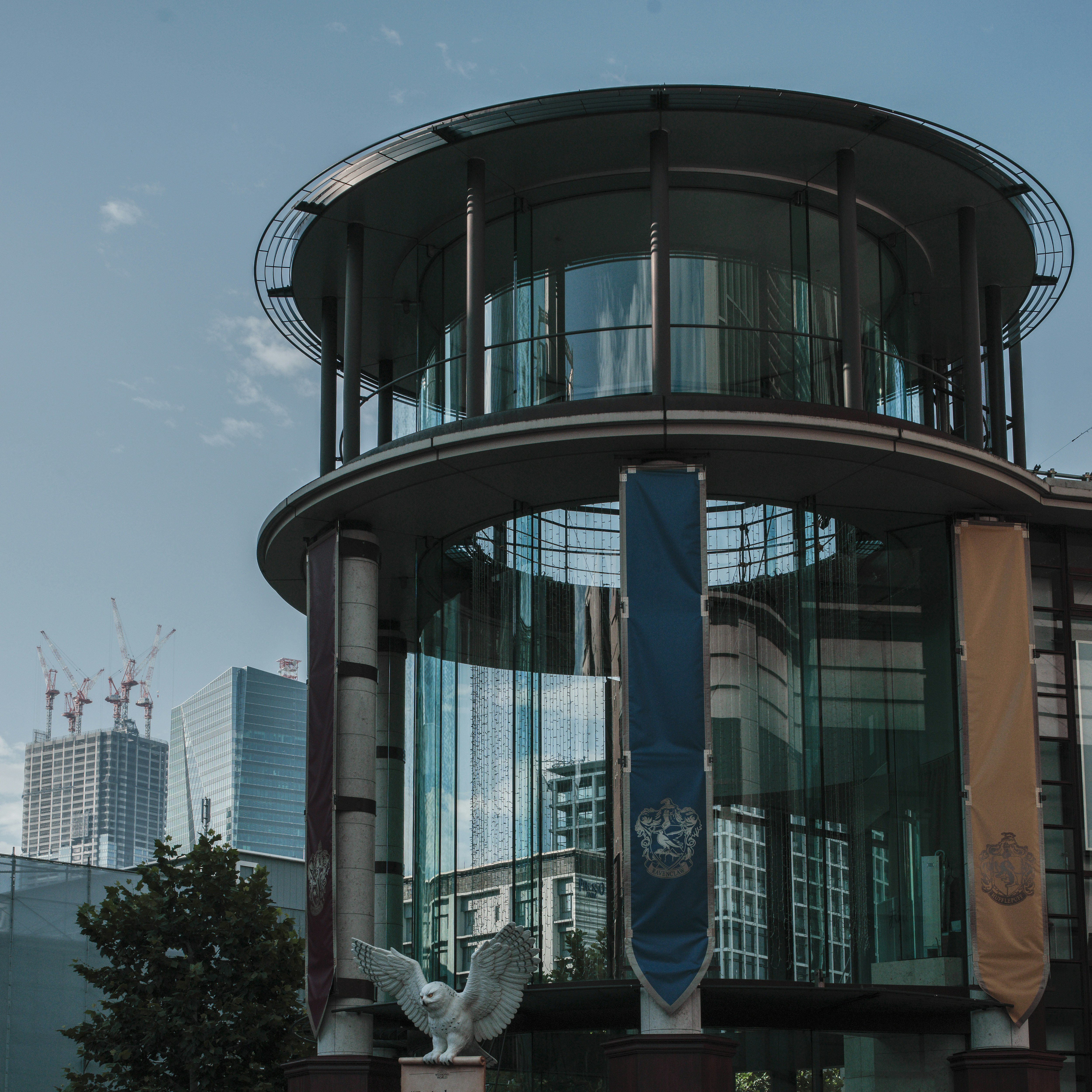 zylindrische Glasfassade eines Gebäudes in einer Stadtansicht
