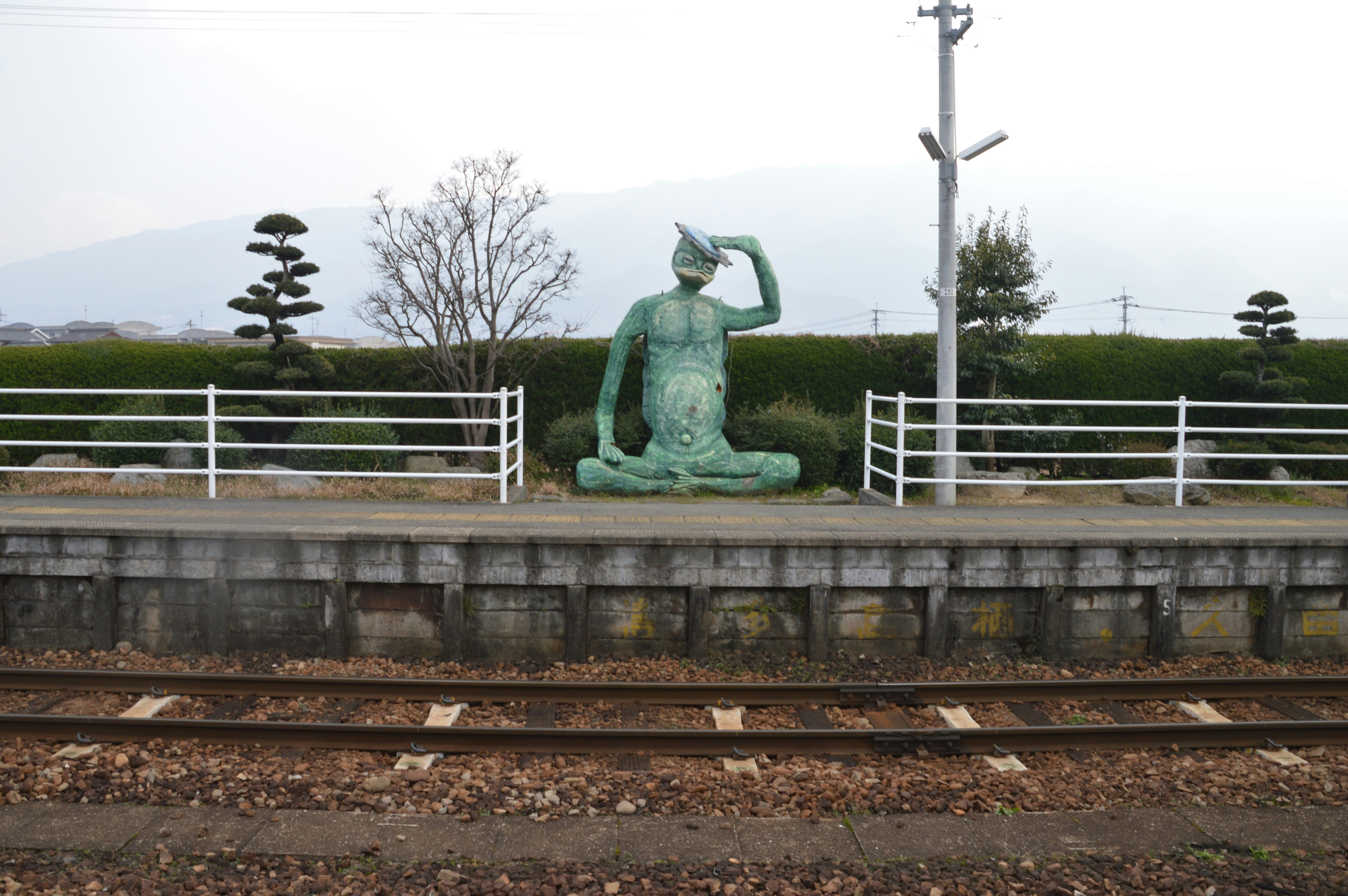 久留米市JR田主丸站铁轨旁的河童雕像