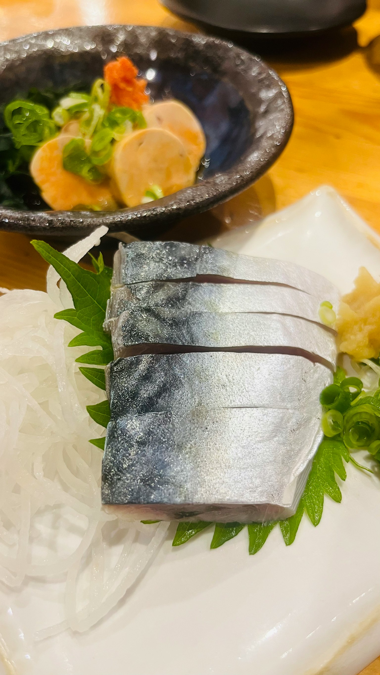 Sashimi di pesce fresco con guarnizione e verdure