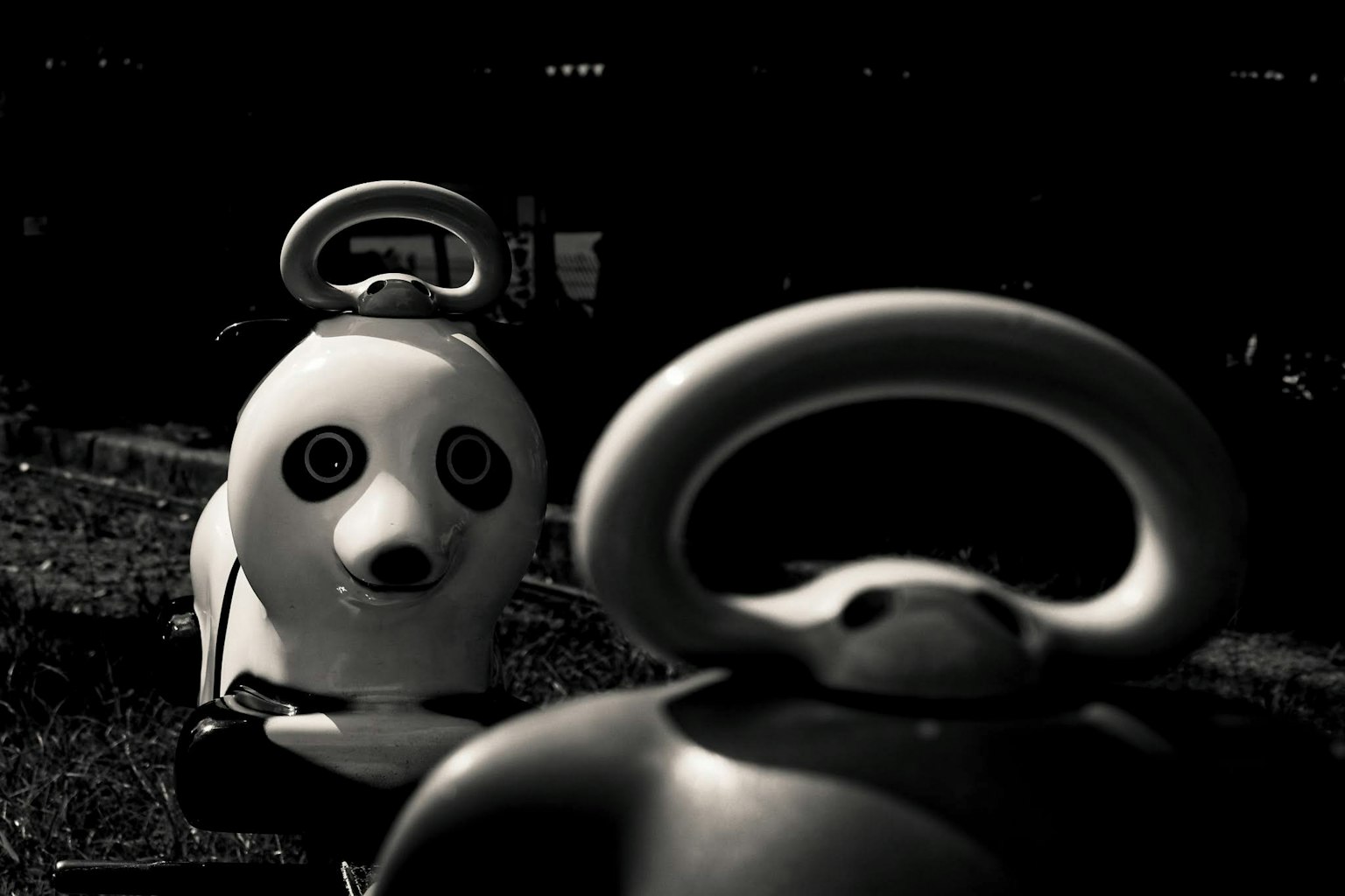 Gros plan d'un jouet en forme de panda et d'un autre jouet en noir et blanc