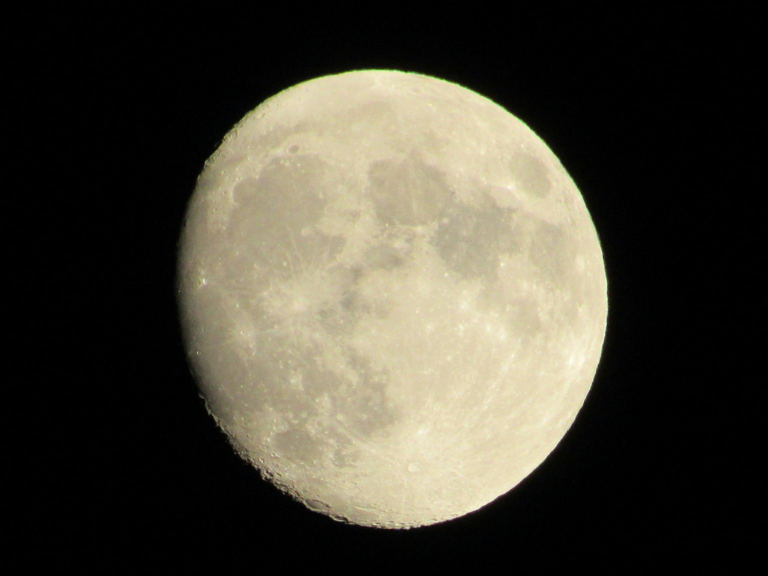 Una hermosa imagen de una luna llena flotando en el cielo nocturno