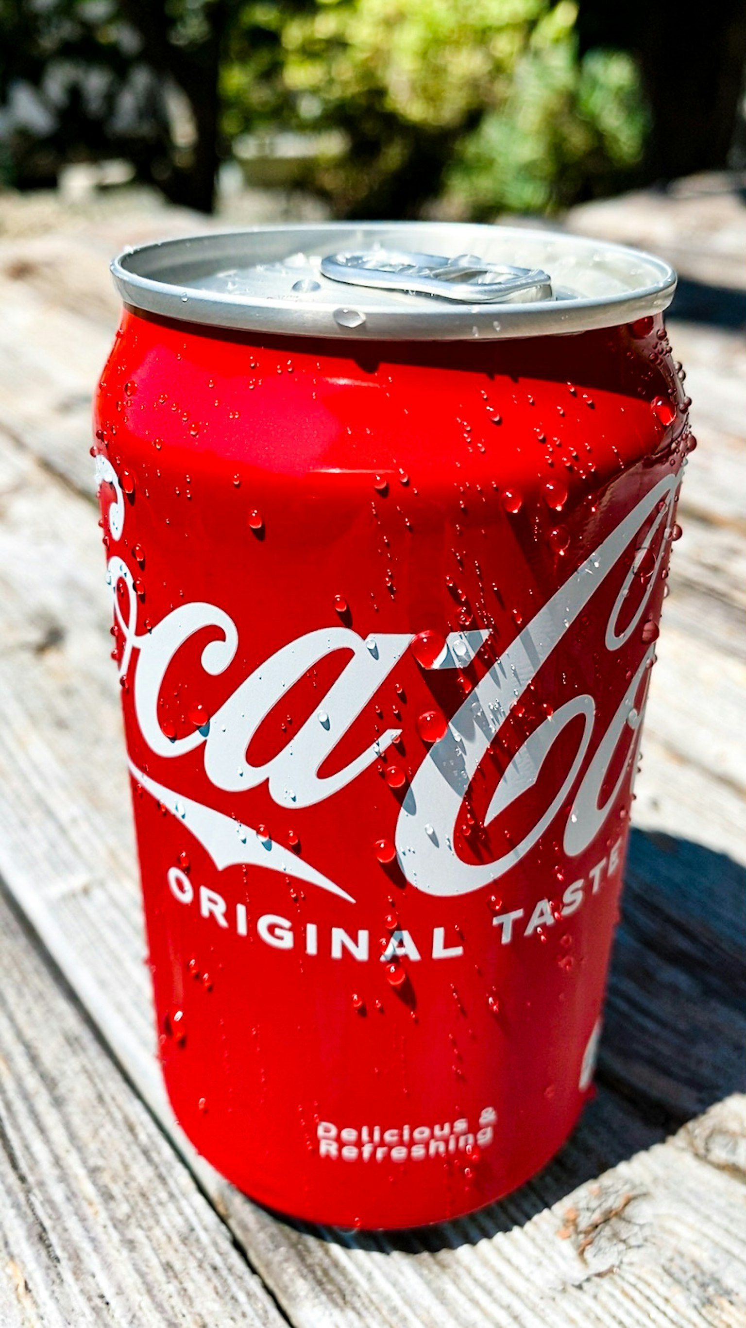 Rote Coca-Cola-Dose auf einem Holztisch