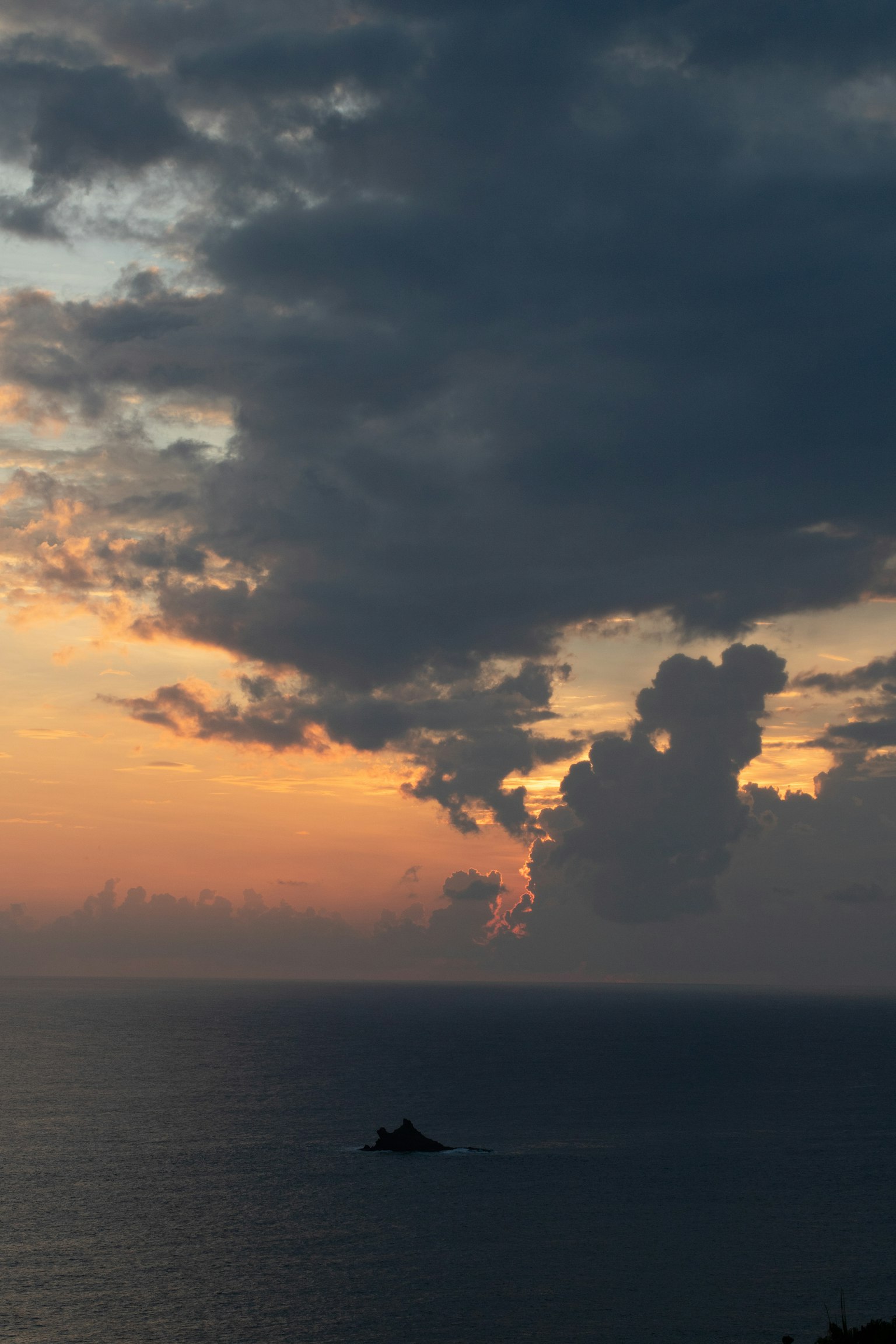 Impresionante atardecer sobre el océano con formaciones de nubes dramáticas