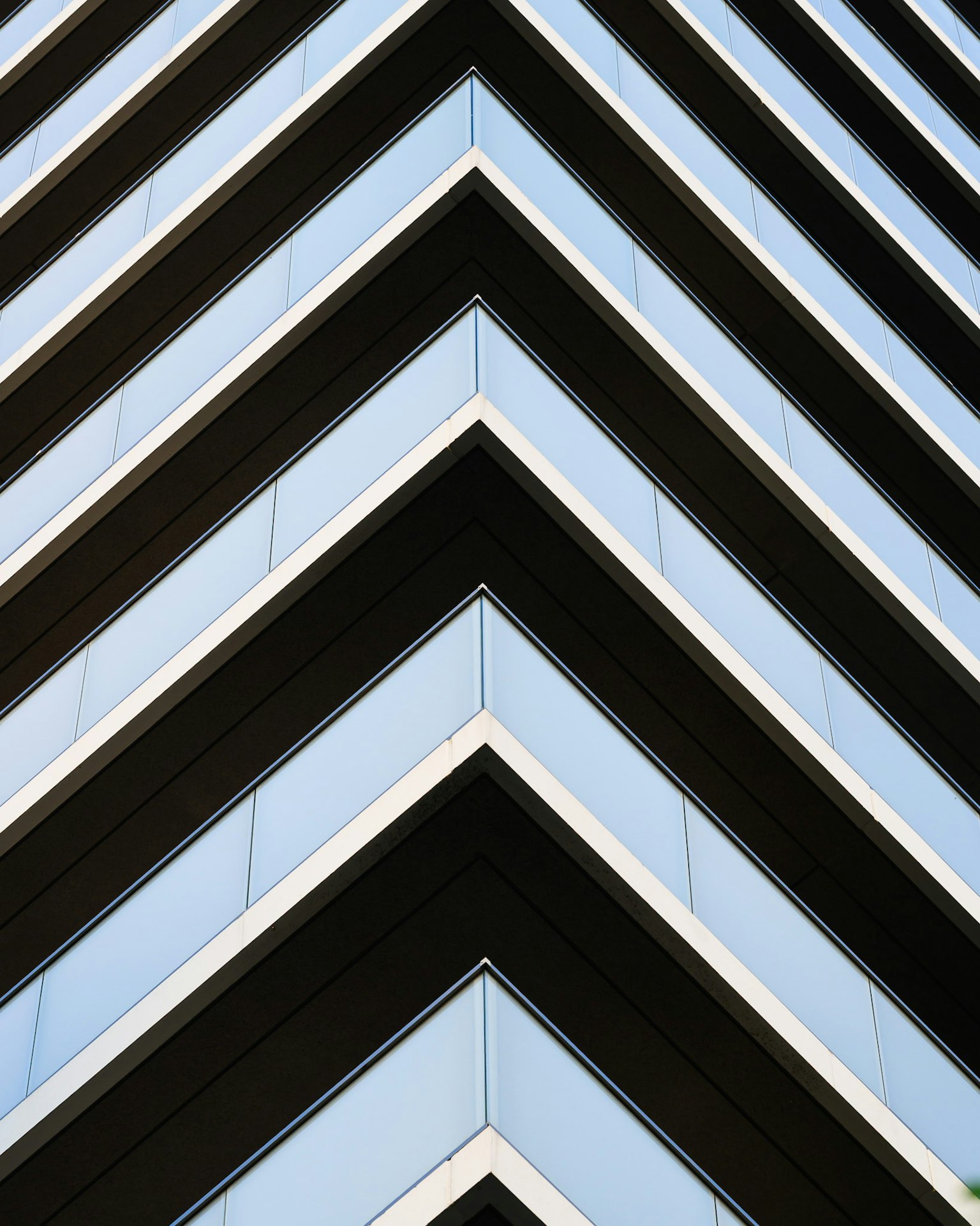 Fachada de edificio moderno con líneas diagonales negras y azules