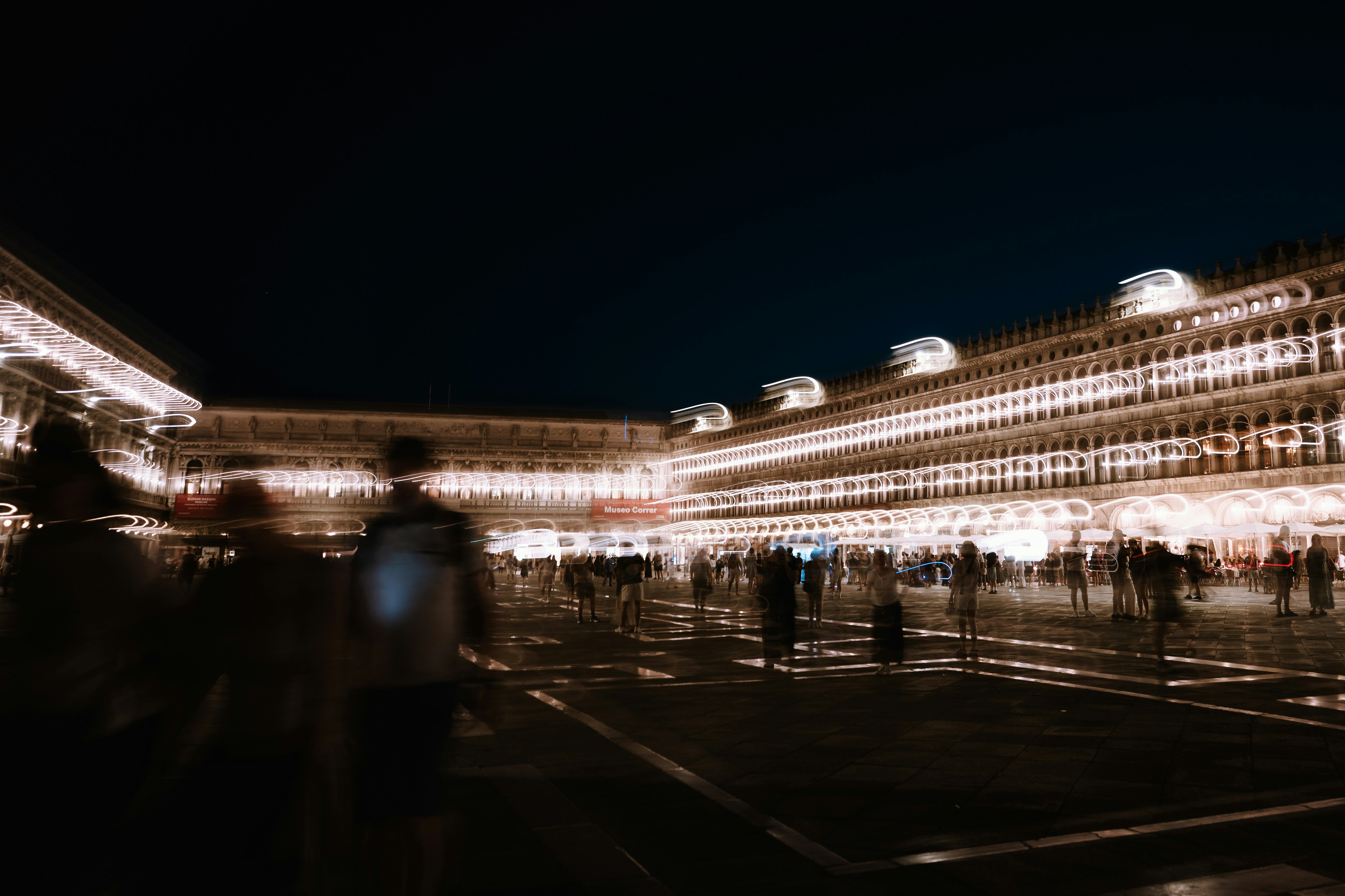 夜のライトアップされた建物の連なる外観