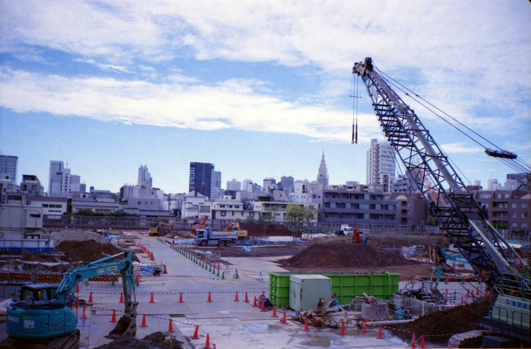 cantiere urbano con gru e vista sullo skyline