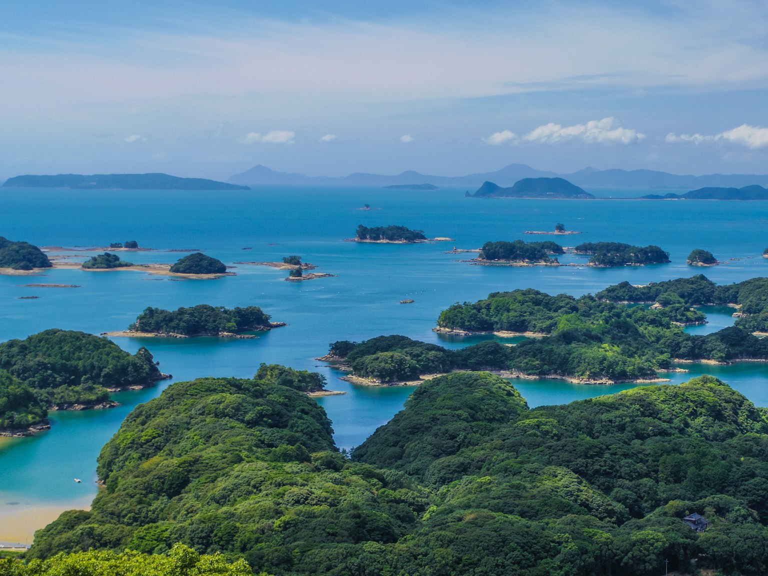 ทิวทัศน์ที่สวยงามของน้ำทะเลสีฟ้าครามและเกาะเขียวขจี