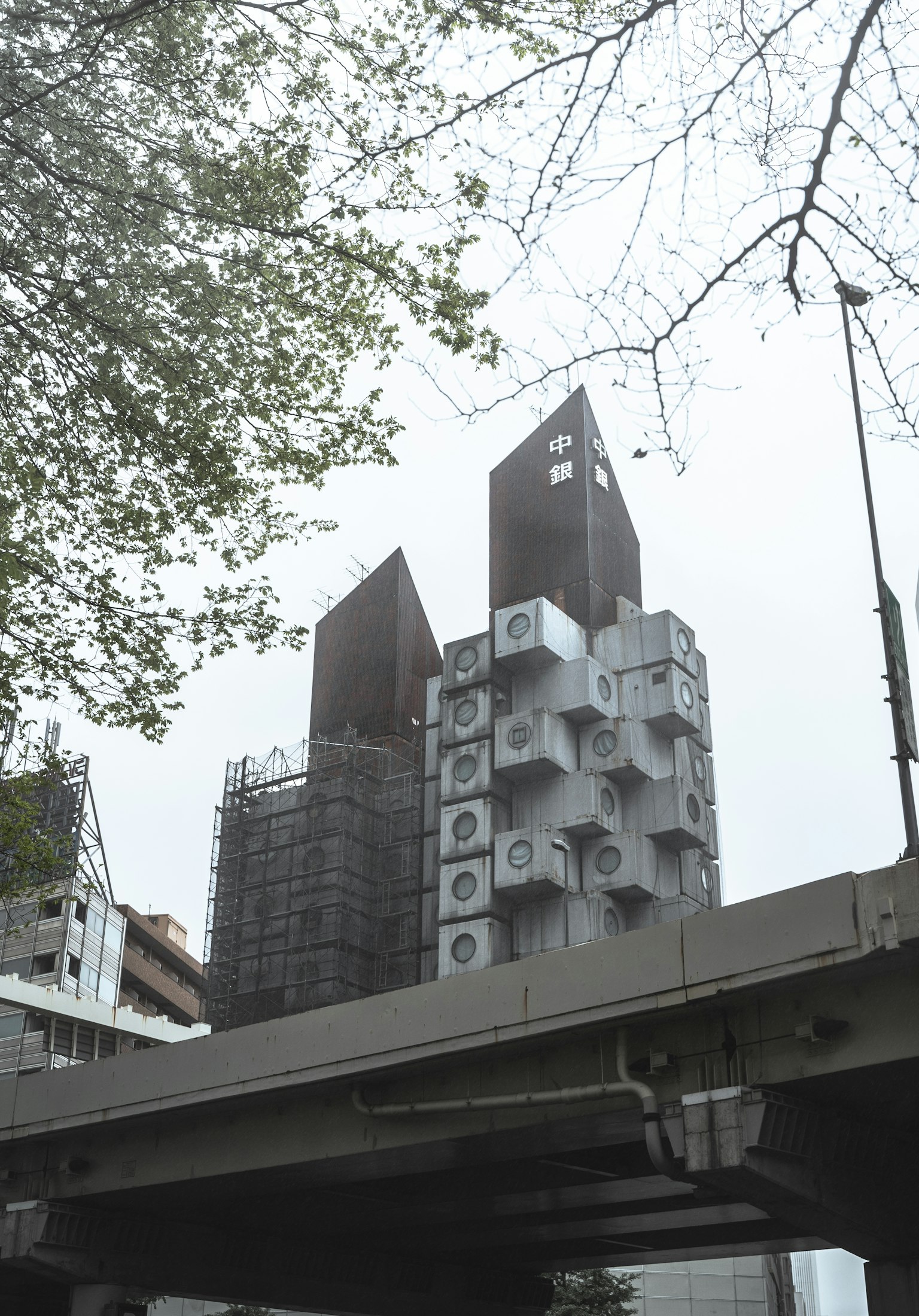 Struktur arsitektur modern dengan bangunan tinggi yang memiliki bentuk unik