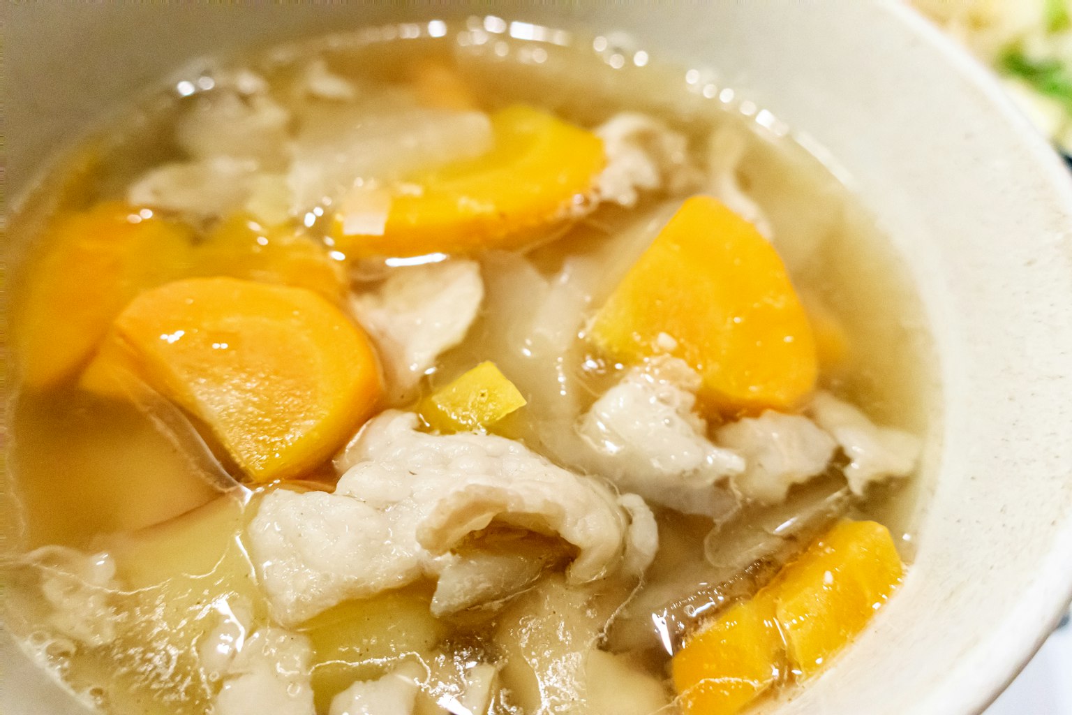 Schüssel mit Schweine- und Kürbissuppe