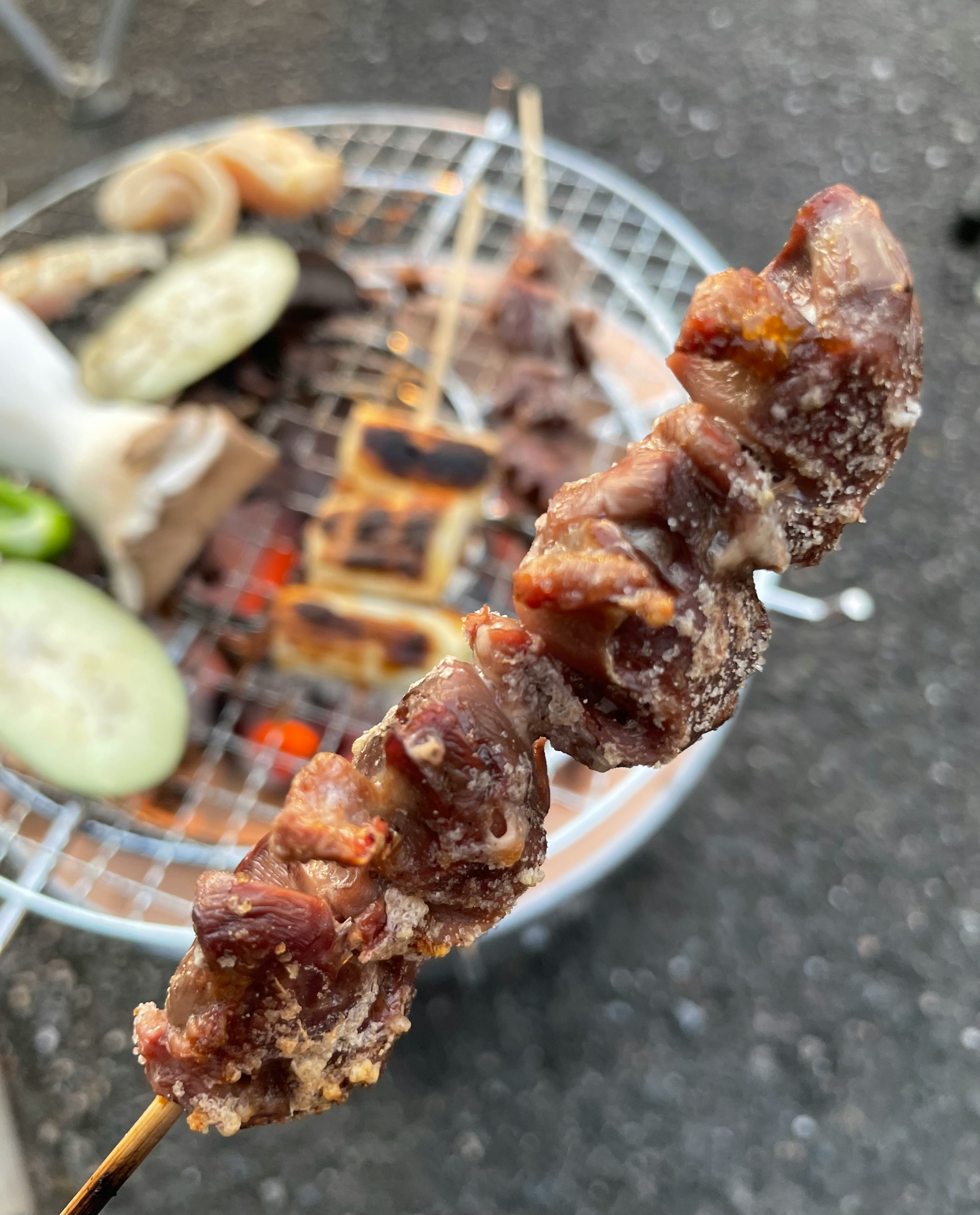 烤架上的烤肉串與蔬菜