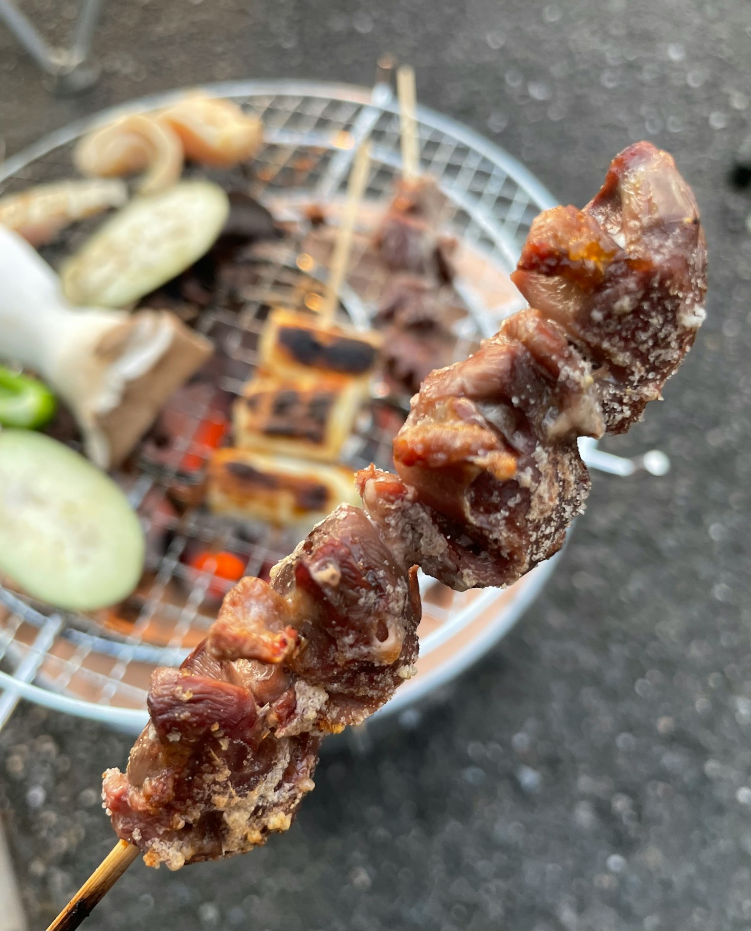 เนื้อย่างเสียบไม้บนเตาถ่าน