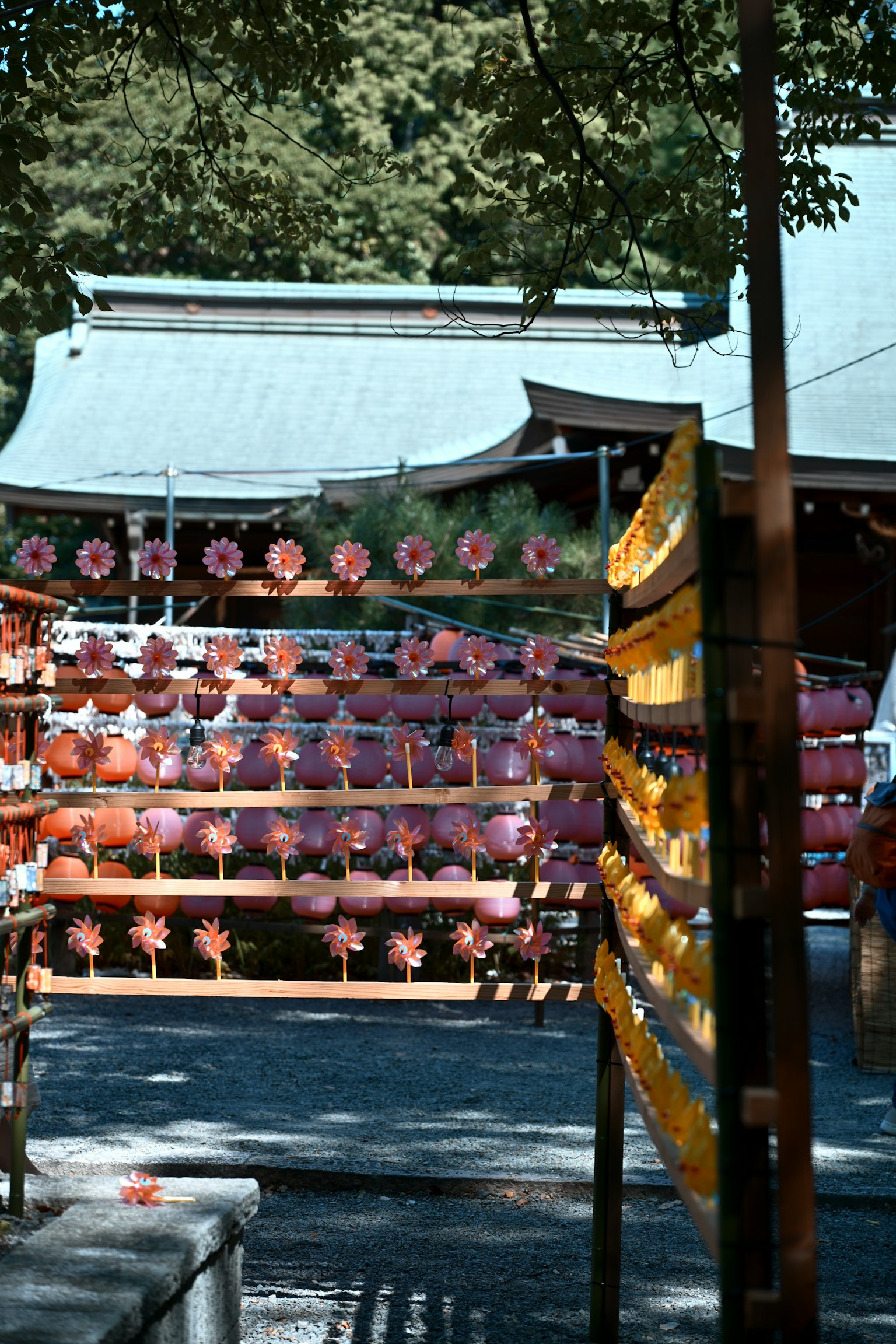 Una scena di santuario serena con lanterne colorate disposte
