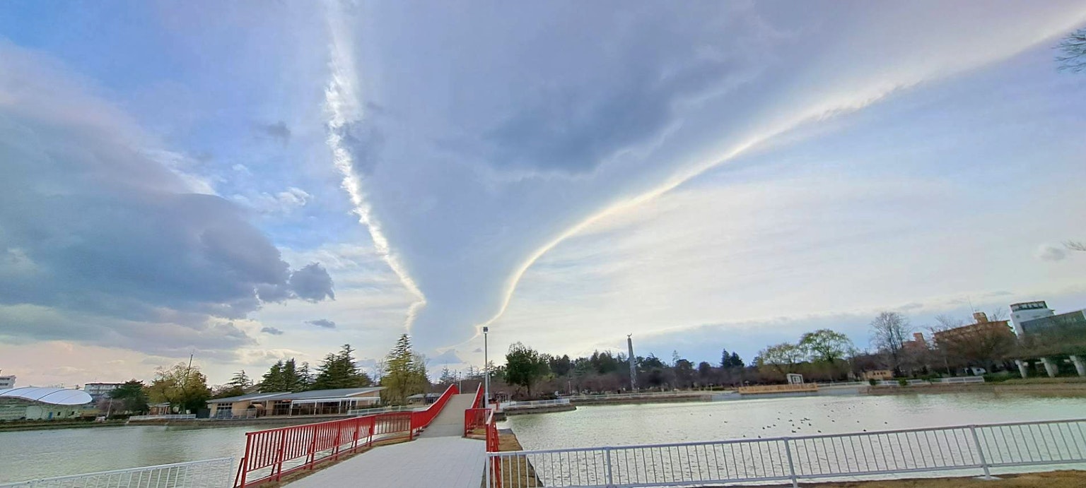美しい雲のアーチがかかる橋と川の風景