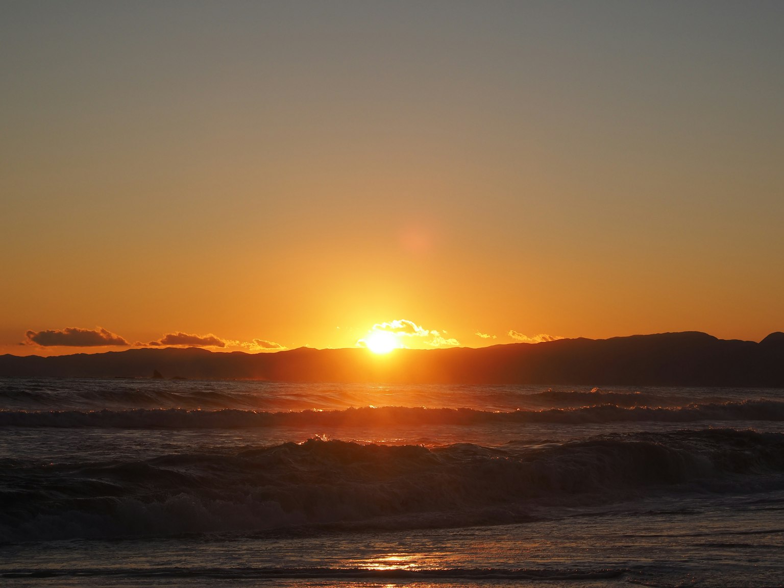 Magnifique coucher de soleil sur l'horizon océanique