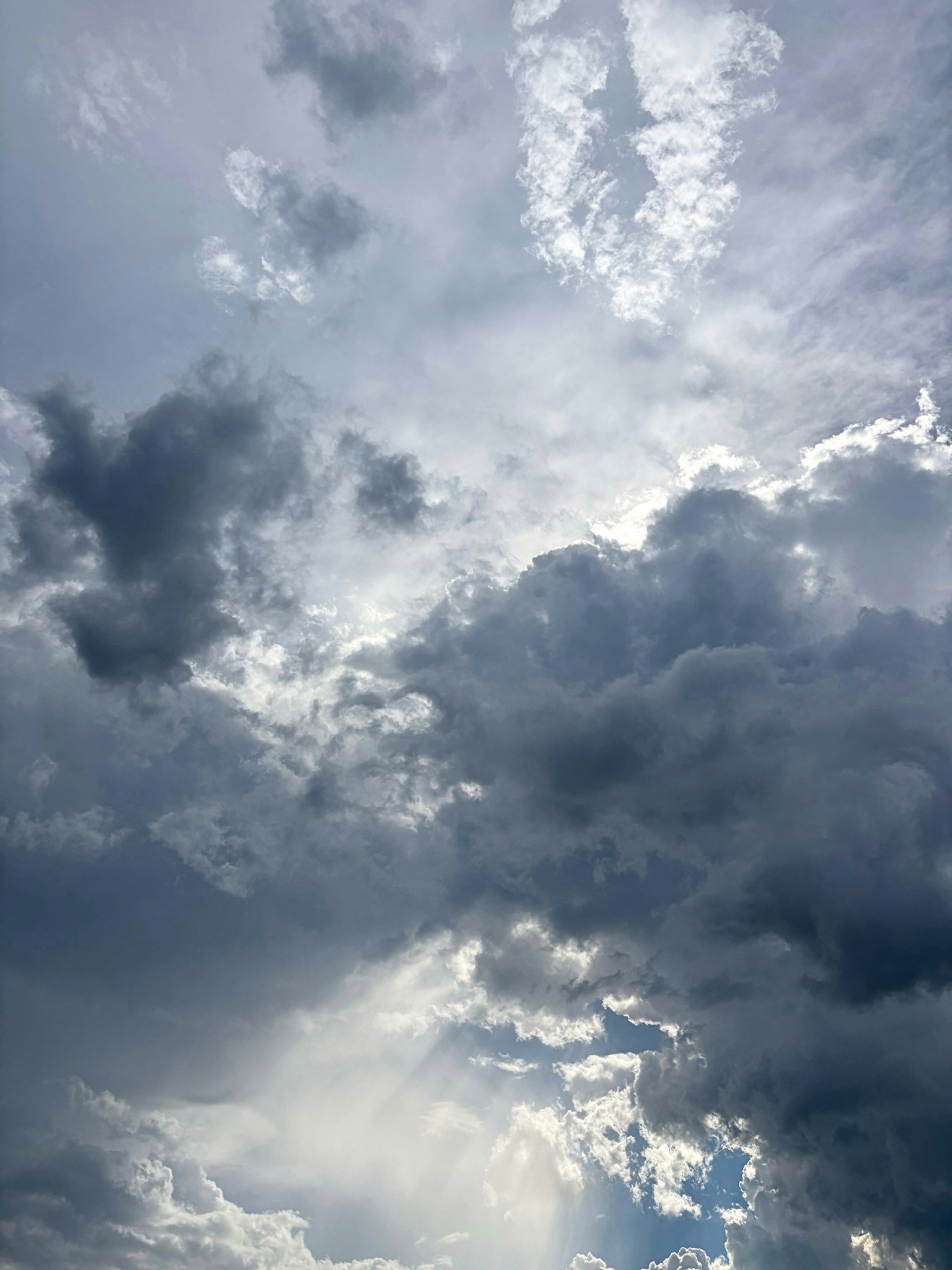 Dramatische Wolken mit Sonnenlicht, das durchbricht