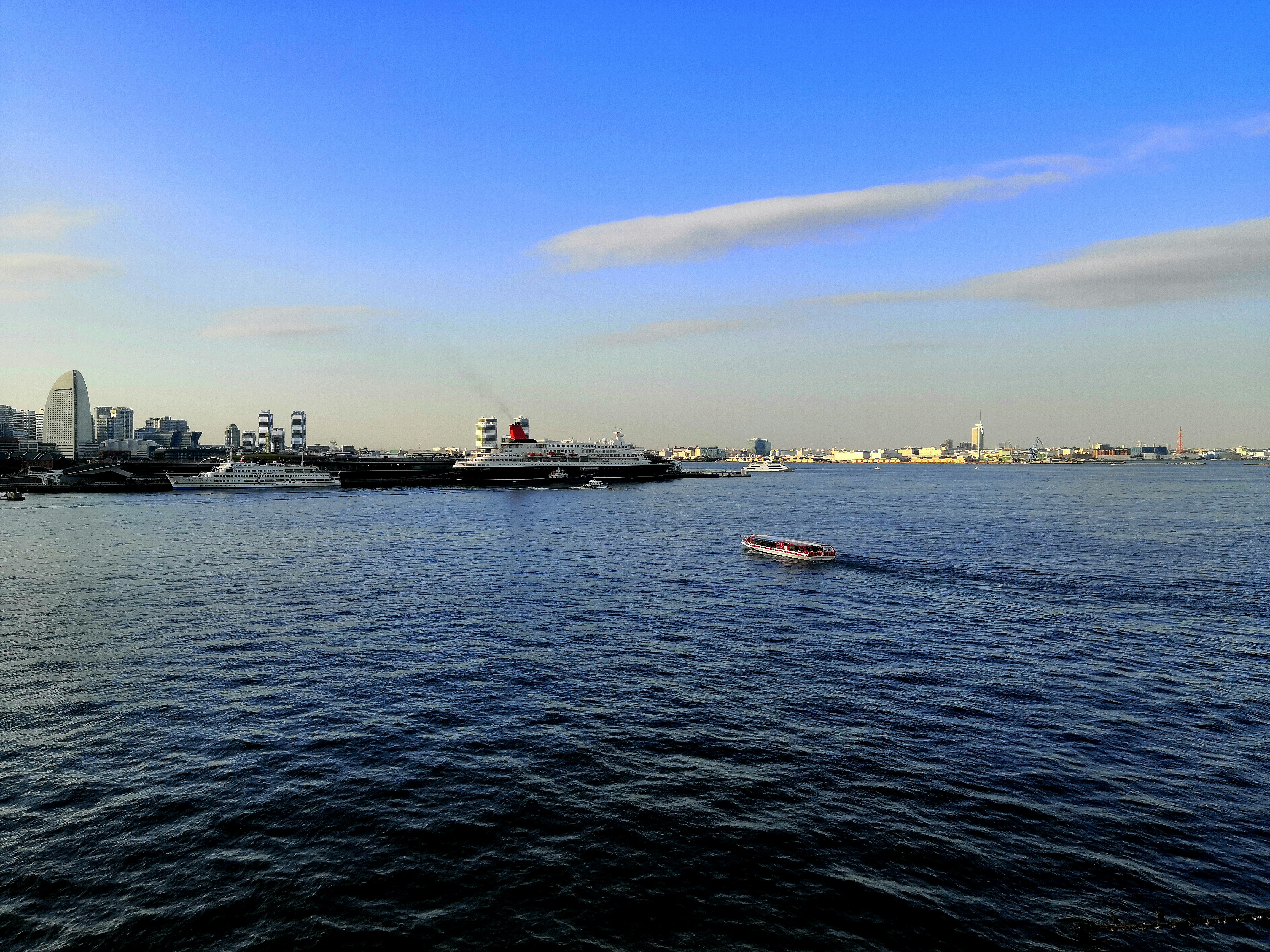 みなとみらいの海と船が見える海辺の風景