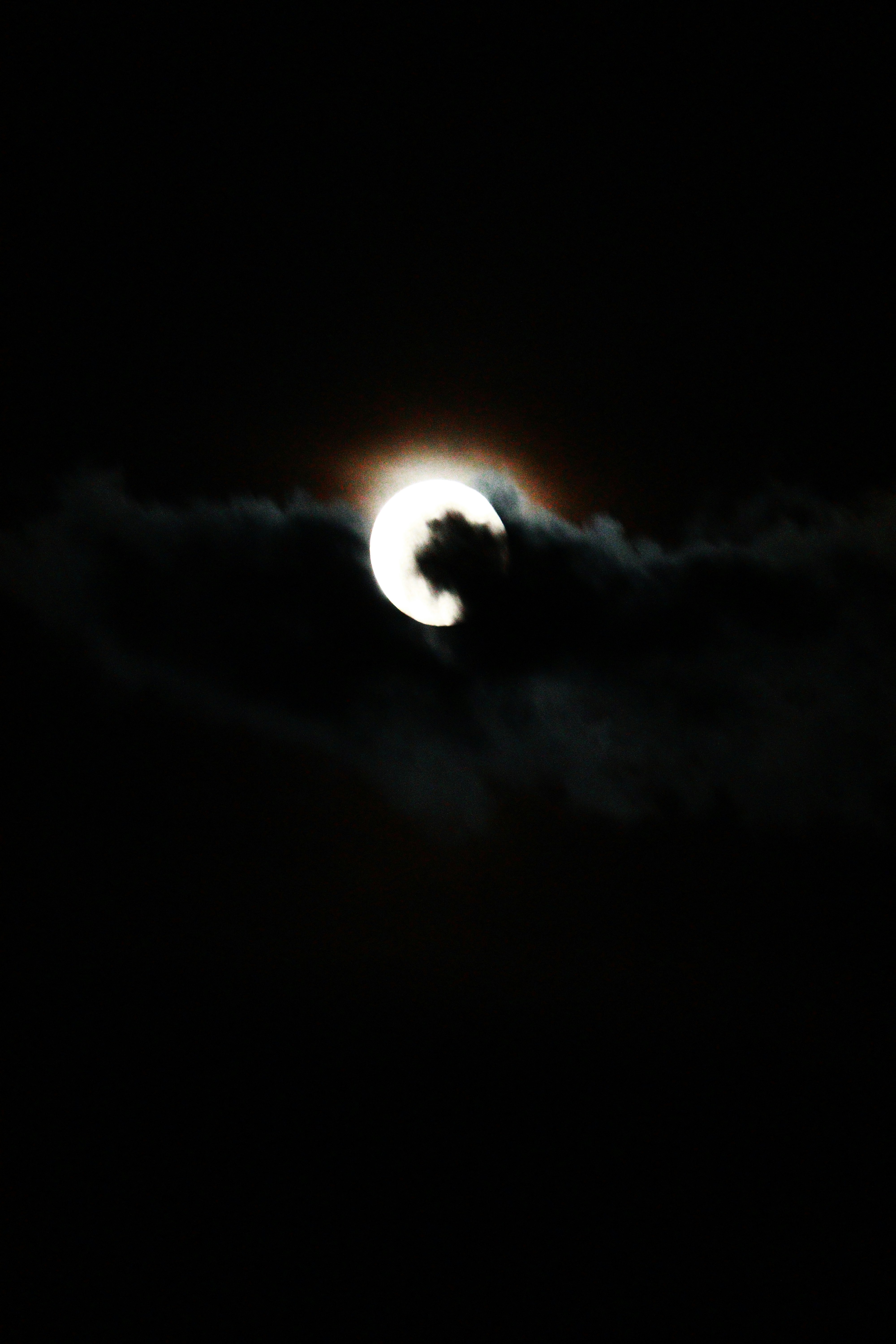 云隙中的月光夜空