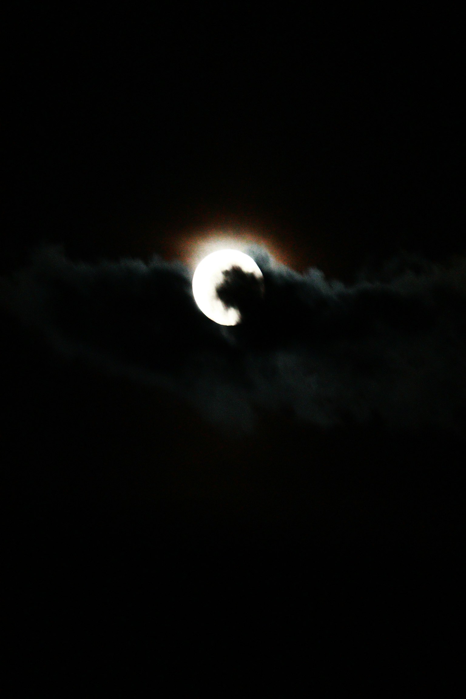 Contrasto tra la luna e le nuvole nel cielo notturno