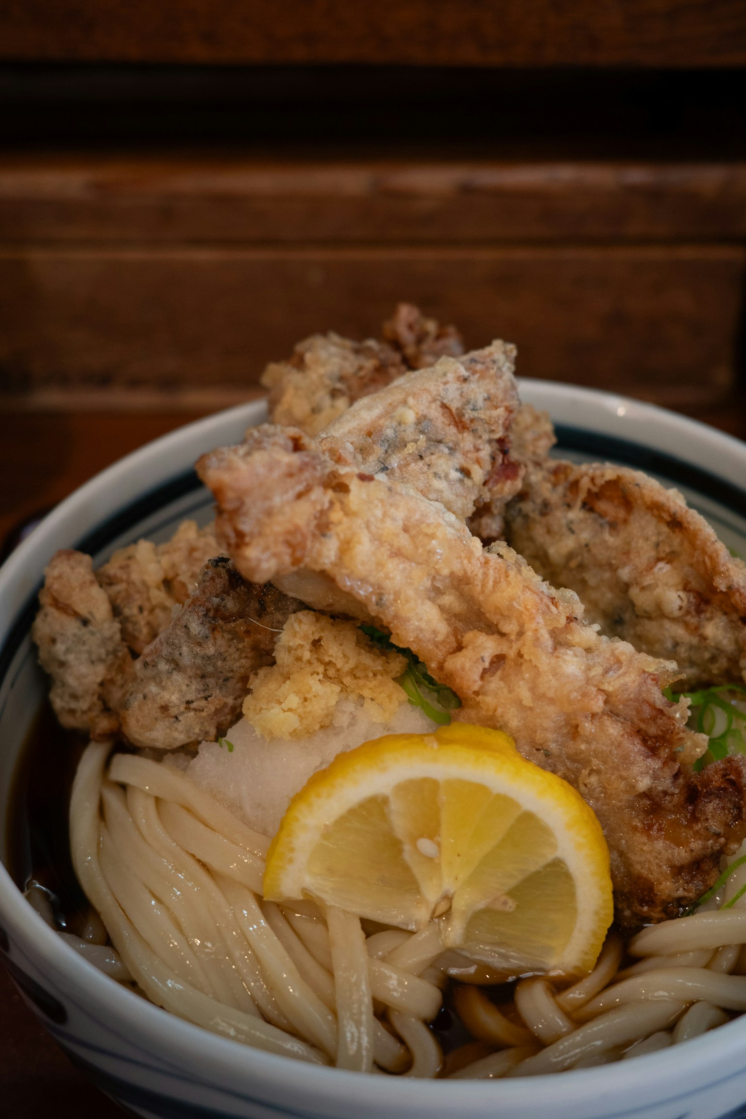 ชามอุด้งอร่อยที่มีเทมปุระและมะนาว