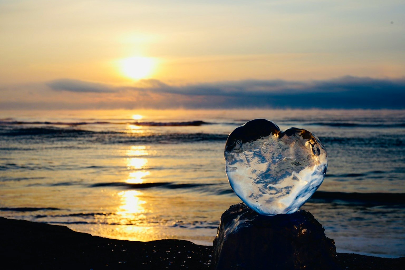 海滩上的心形冰雕与日落