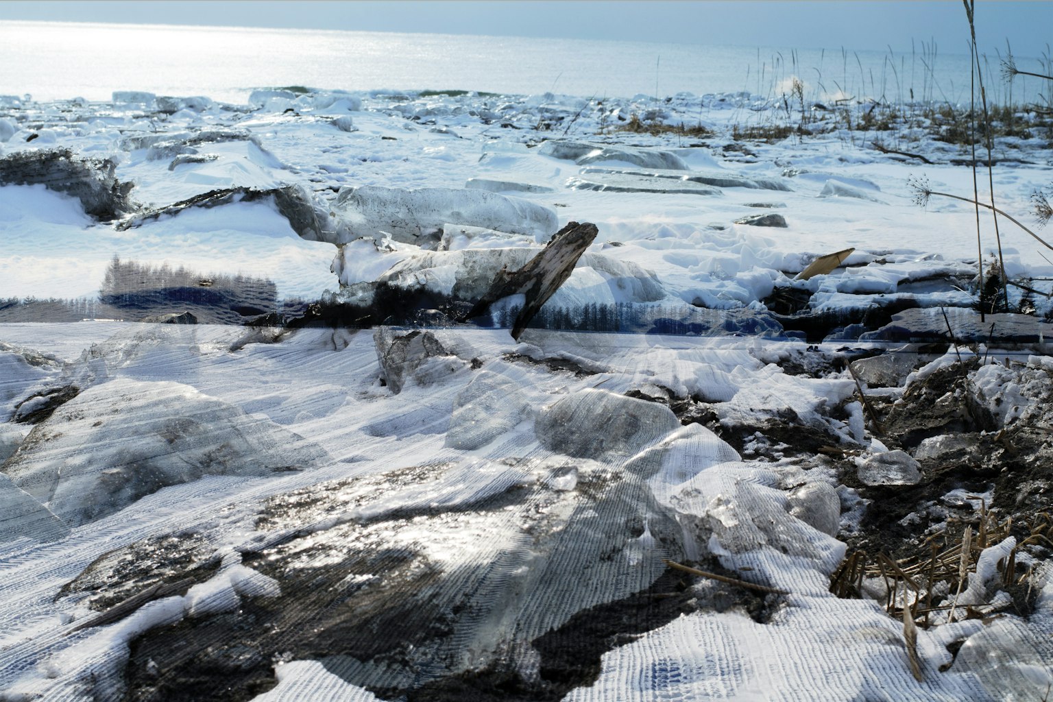Costa rocosa cubierta de hielo y nieve