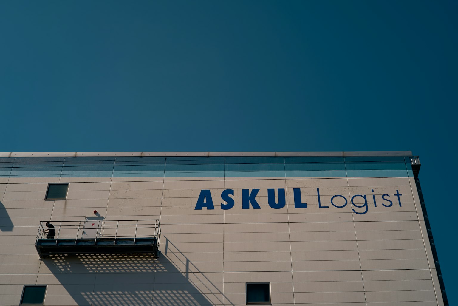 맑은 파란 하늘 아래 ASKUL Logist 건물의 외관