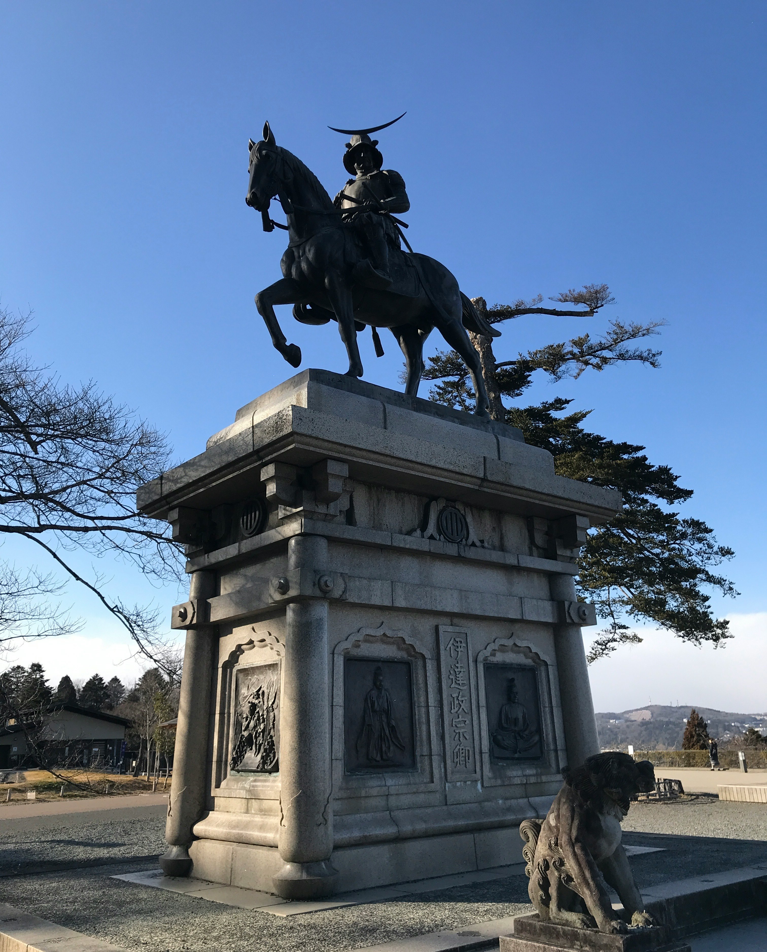 伊達政宗騎馬雕像與底座，藍天之下的廣場