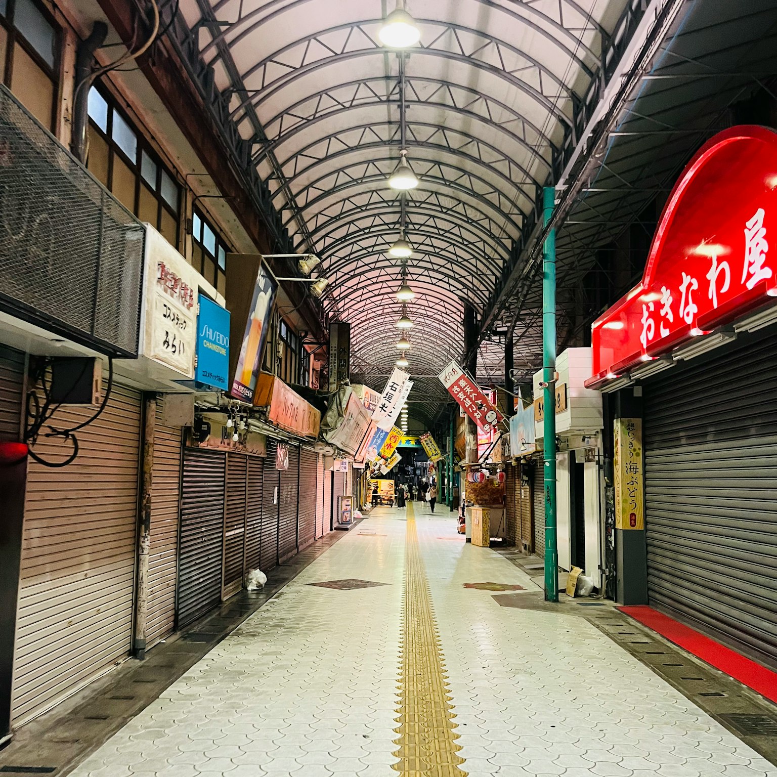 空蕩蕩的購物街 明亮的燈光和關閉的商店捲簾