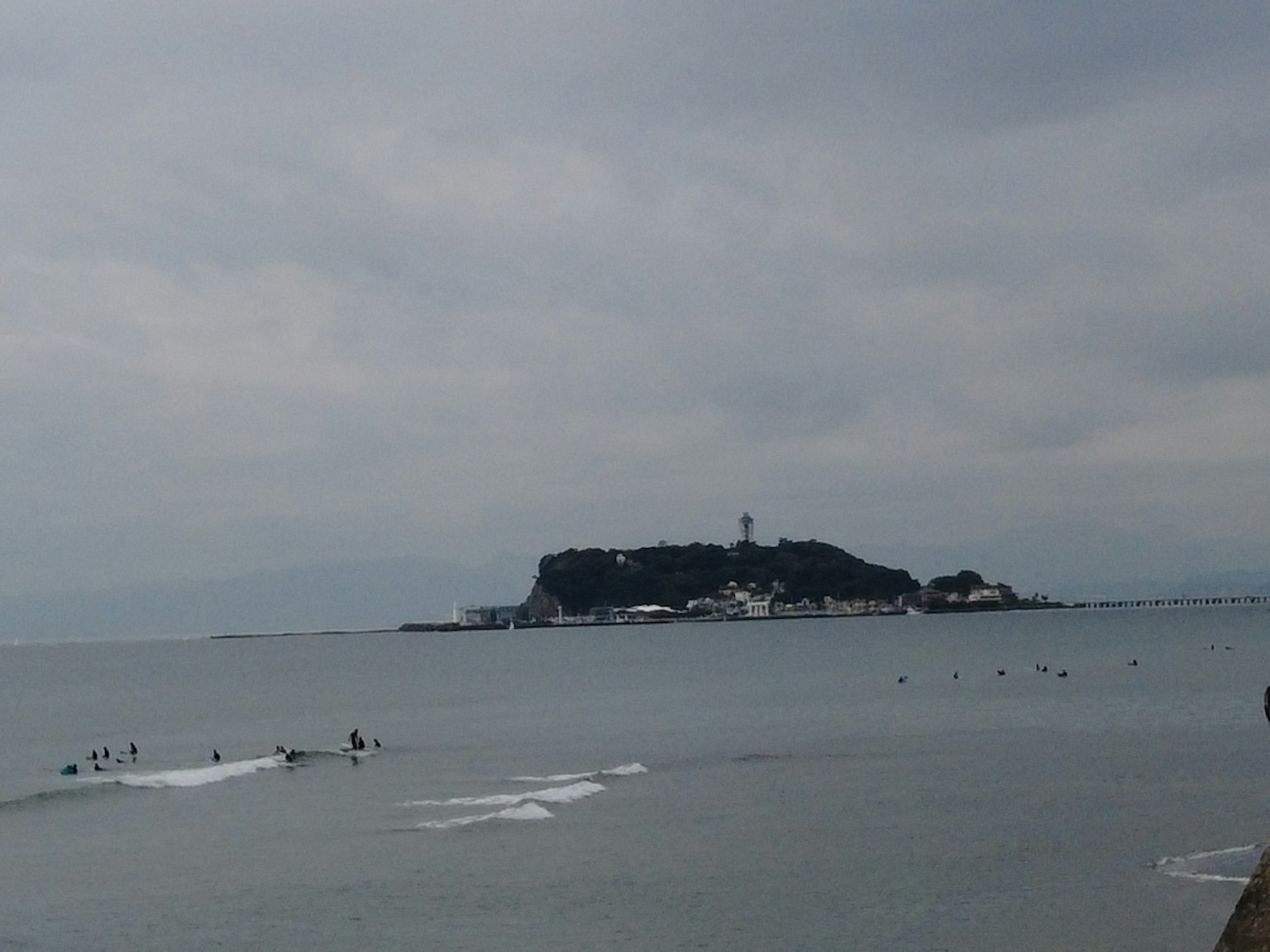 陰雲密布的天空下平靜海面上的小島