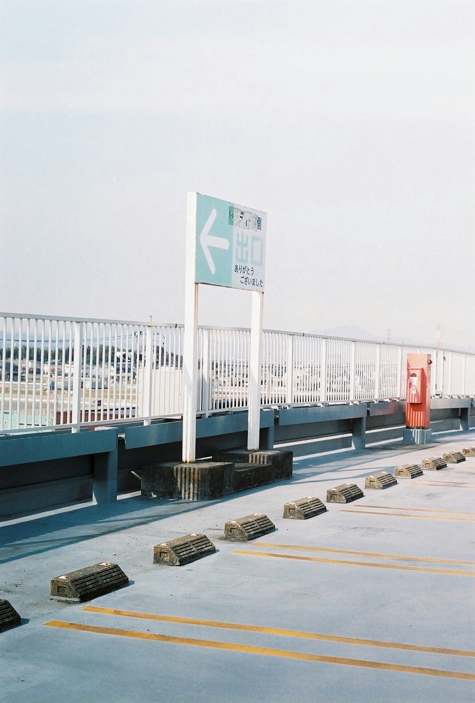 Tempat parkir atap dengan tanda arah biru