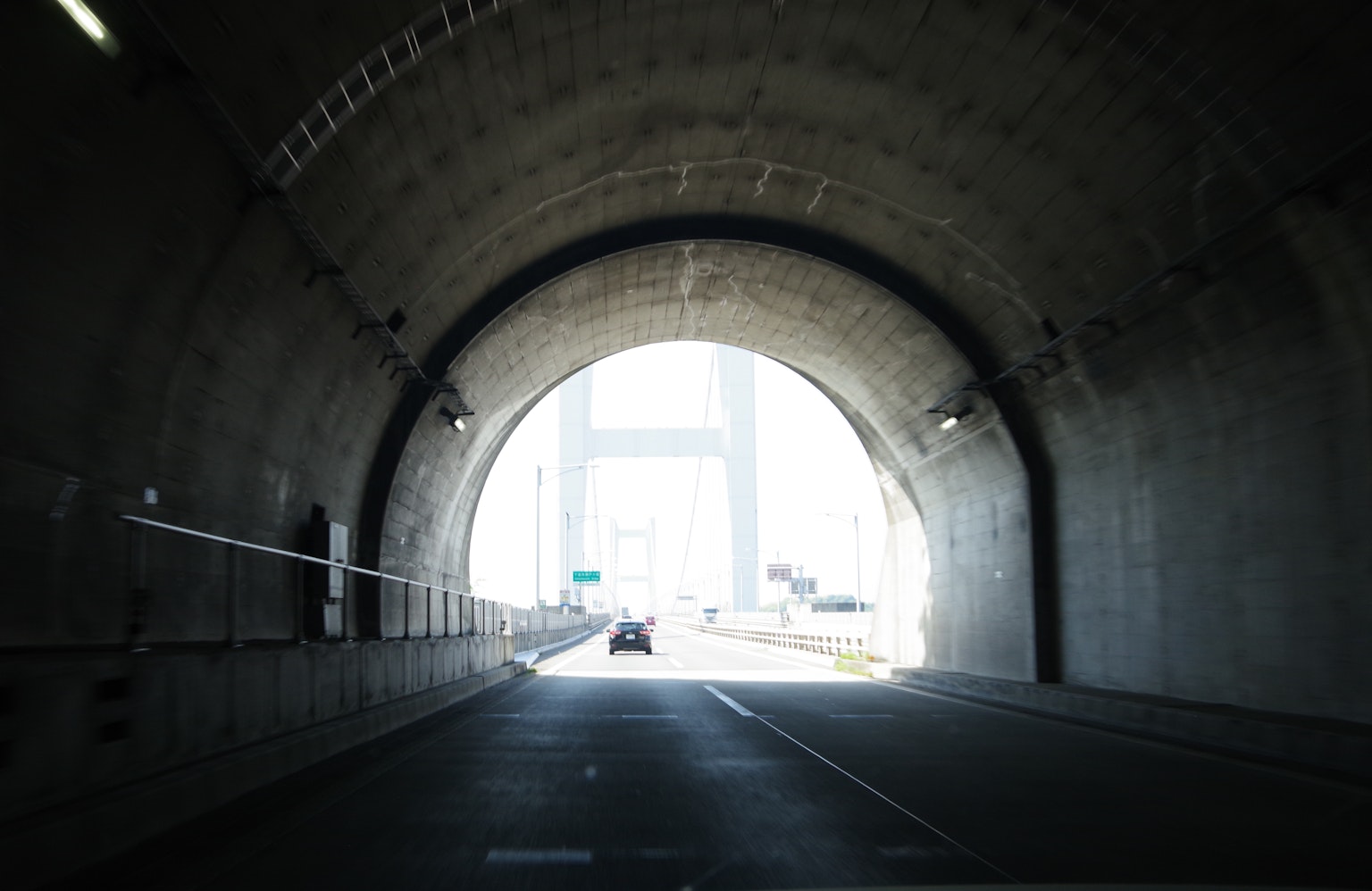 Innensicht eines Tunnels mit Licht, das durch den Bogen scheint