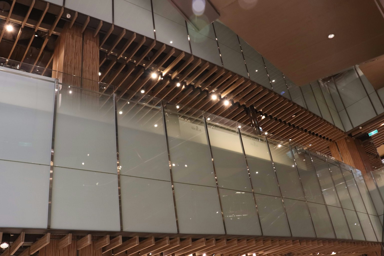 Interno architettonico moderno con elementi in vetro e legno illuminati