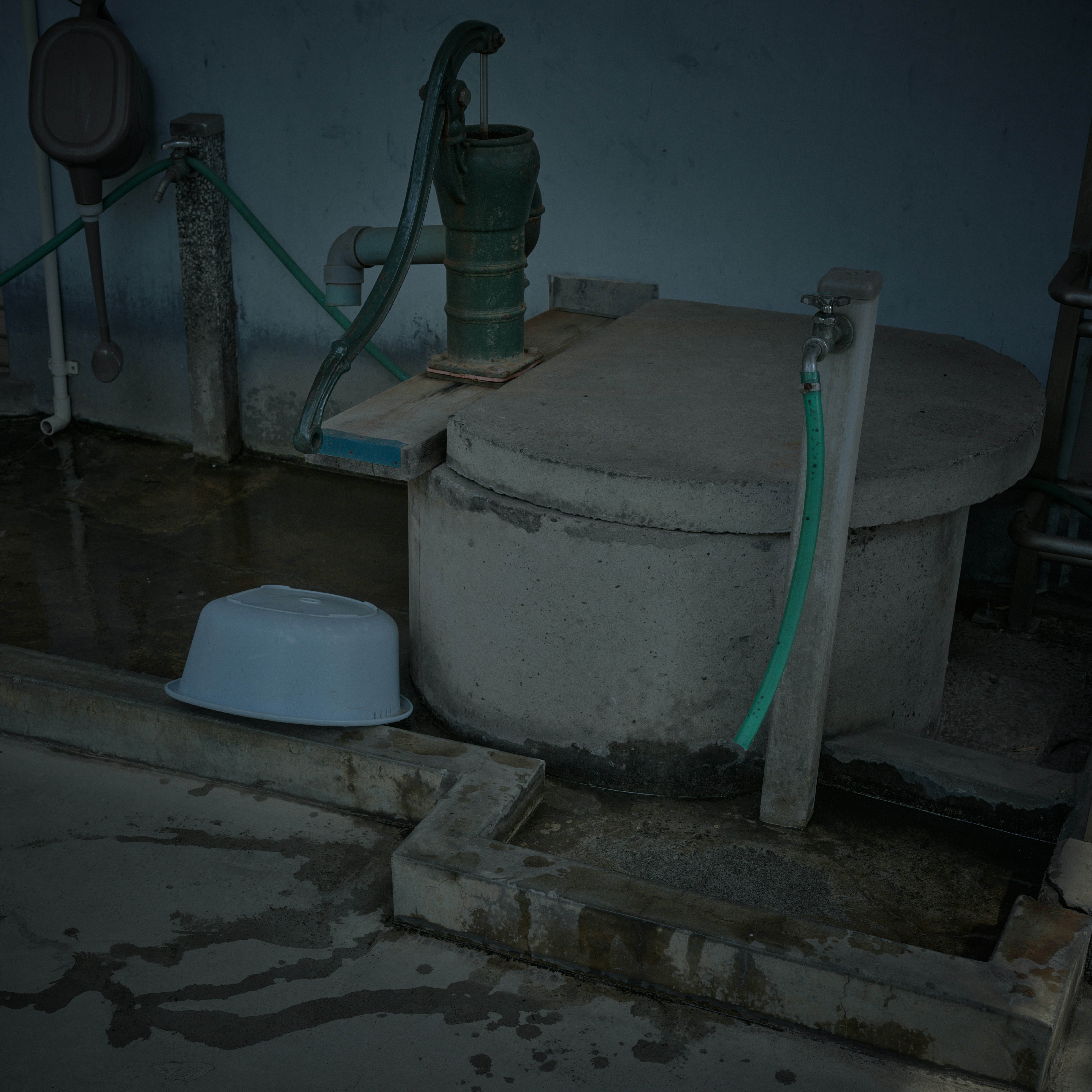 grifo para lavarse las manos y pileta de agua al aire libre