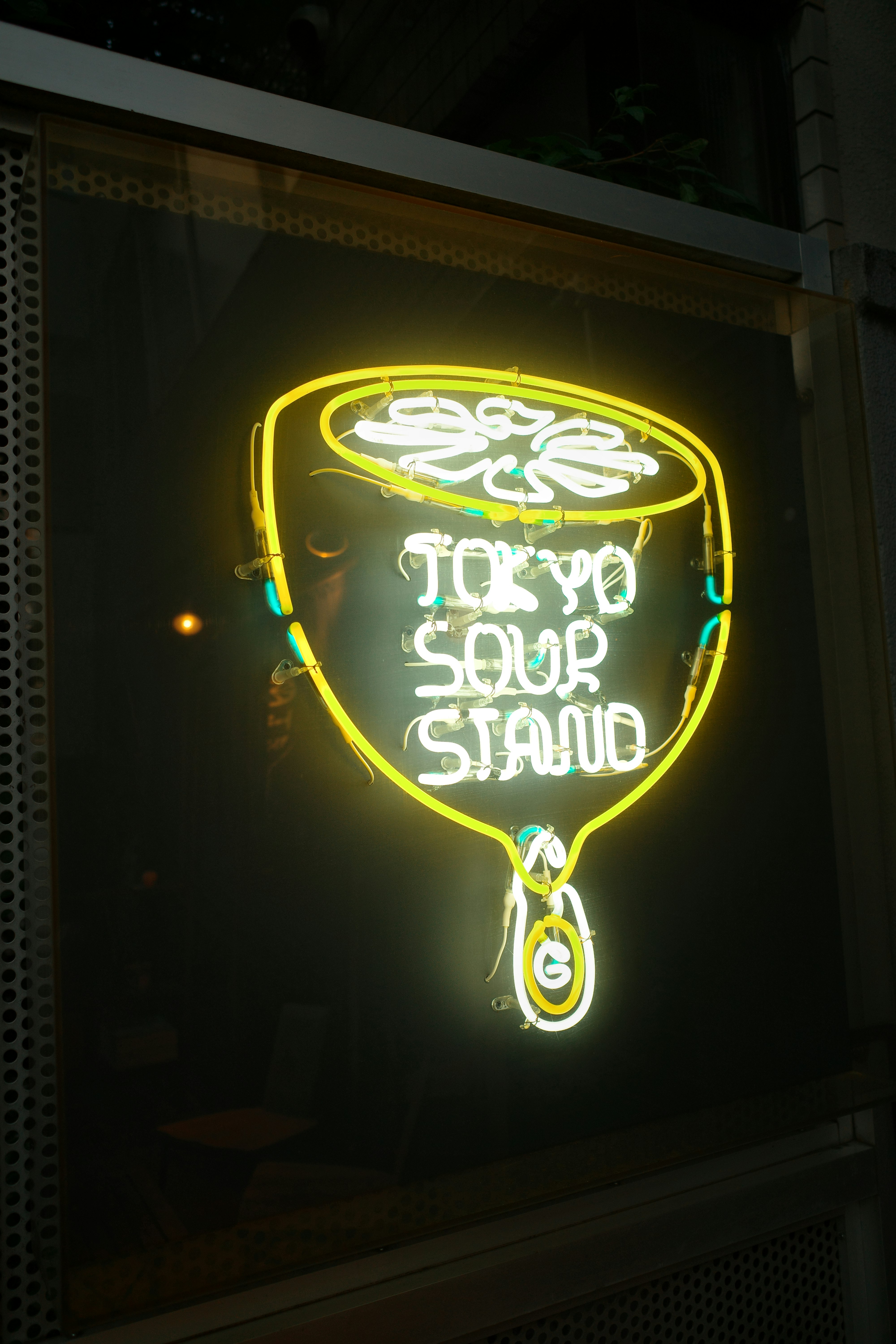 ป้ายไฟนีออนของ Tokyo Soup Stand ส่องสว่าง