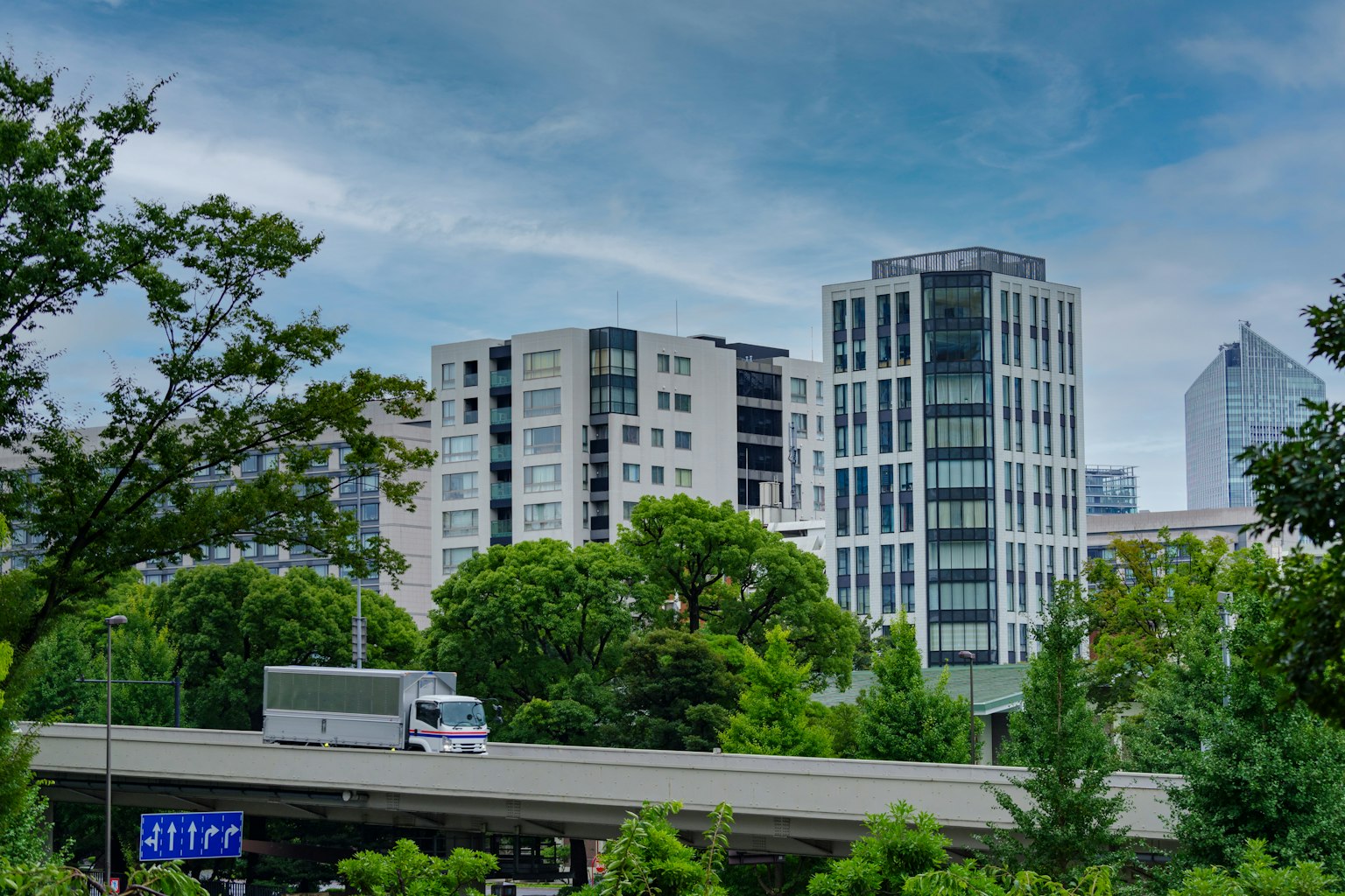 城市風景，現代建築和郁郁蔥蔥的綠地