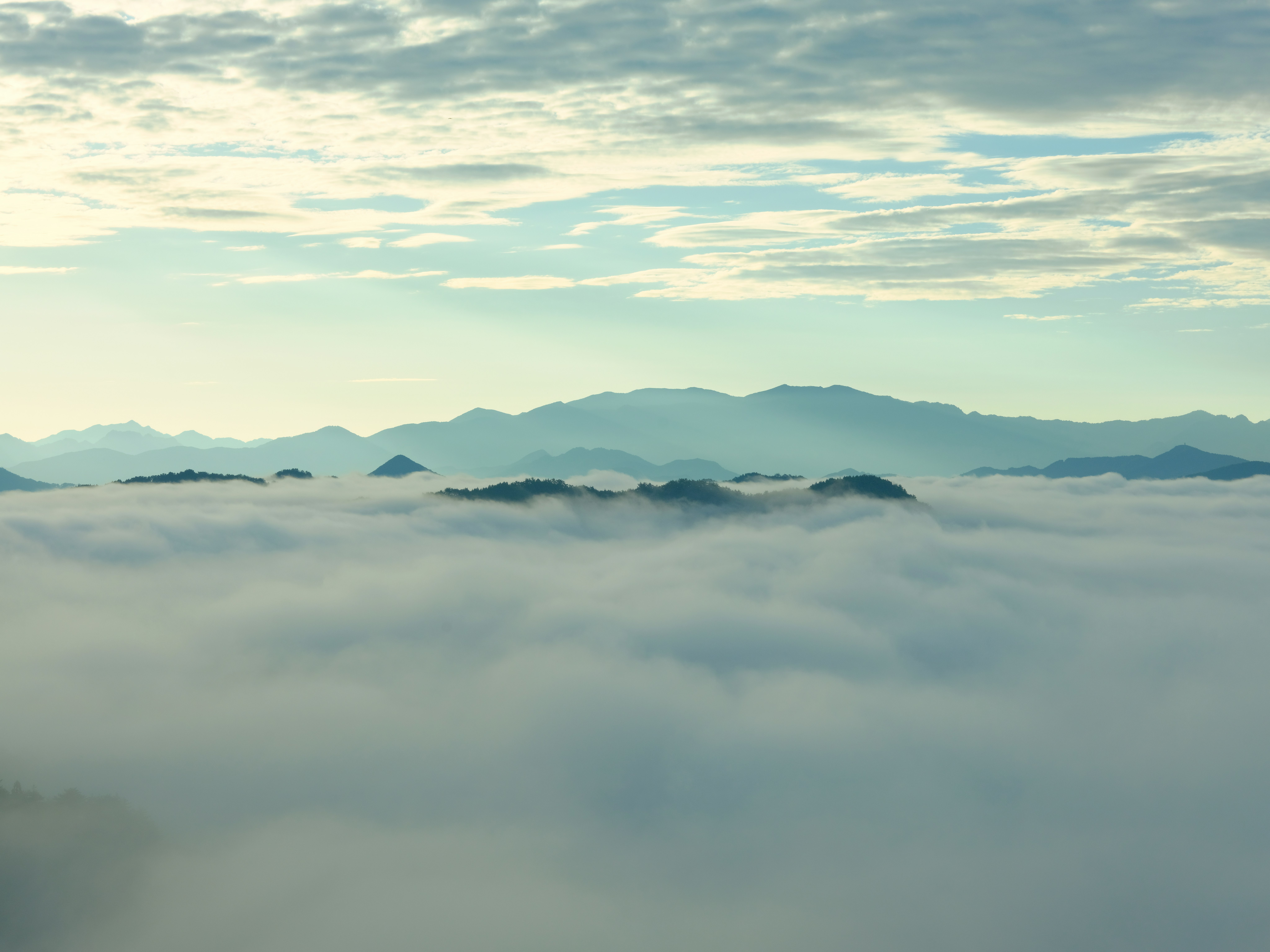 雲海の向こうに広がる山並みの風景