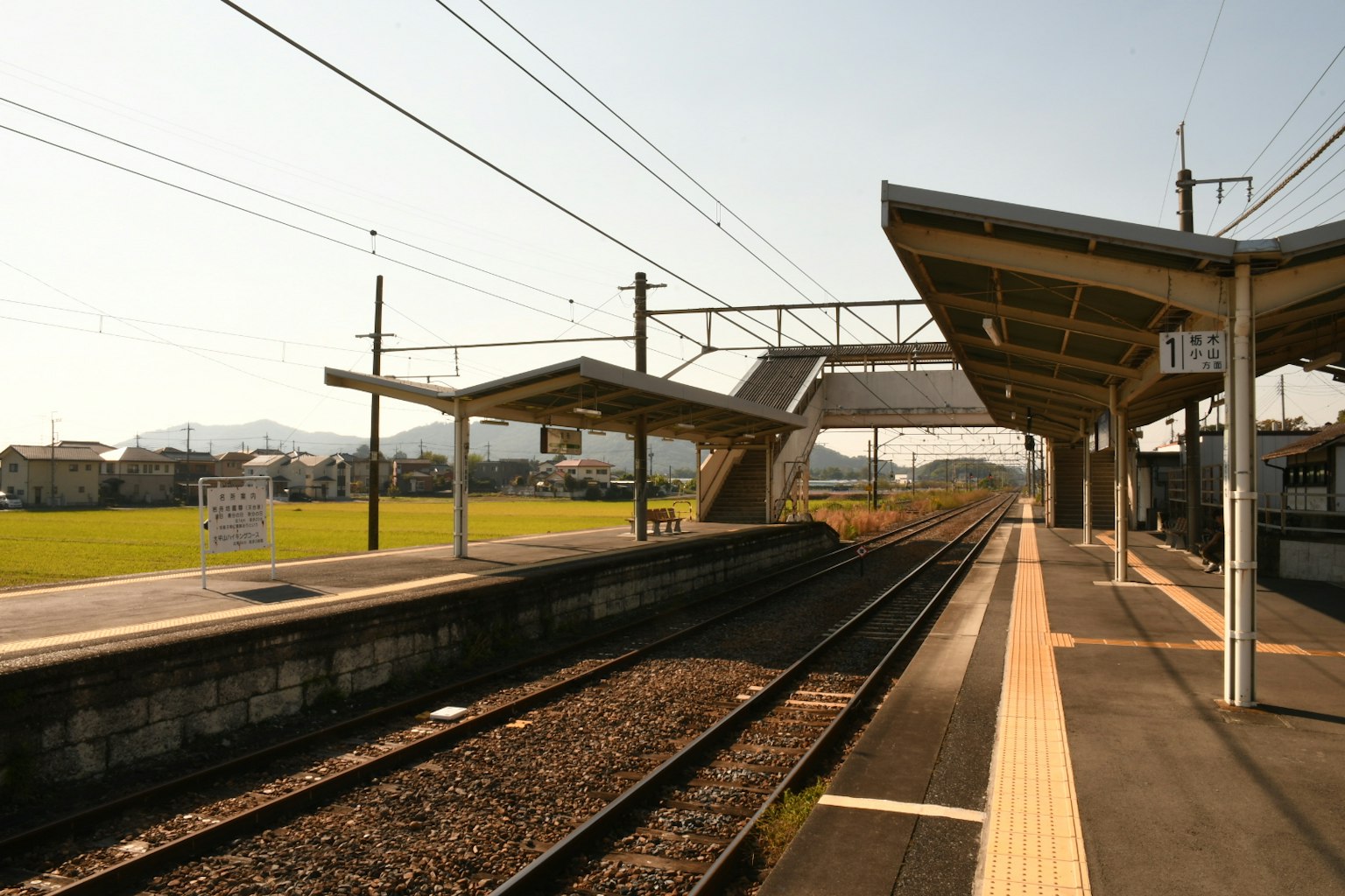 鄉村火車站月台與軌道和晴空
