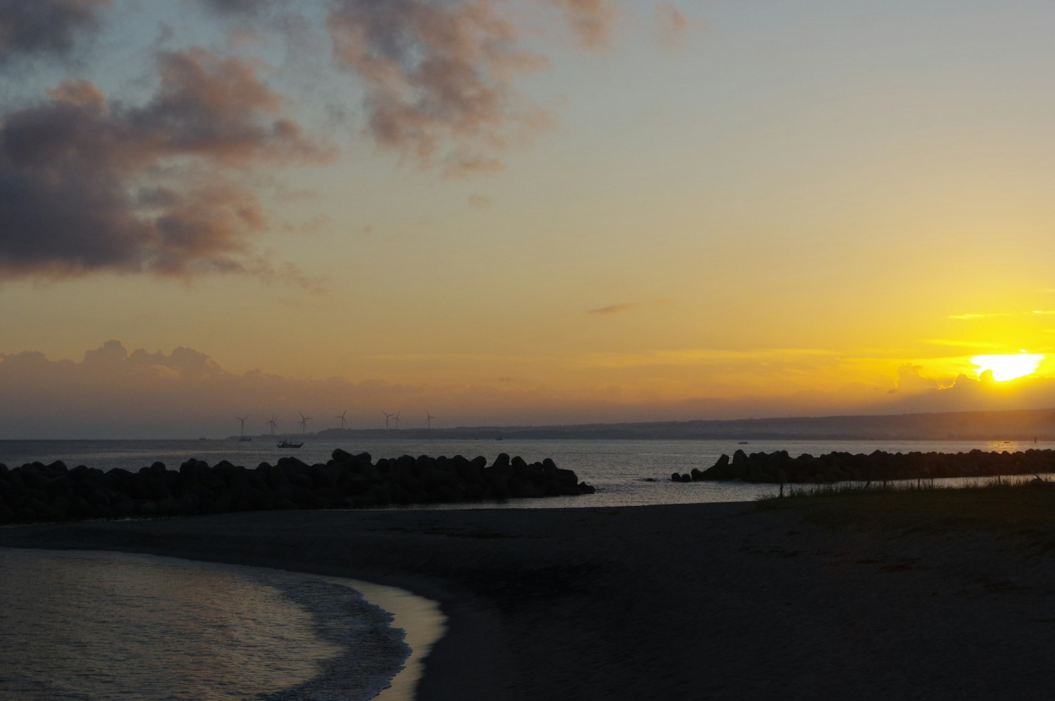 Pemandangan pantai yang indah dengan matahari terbenam di atas lautan