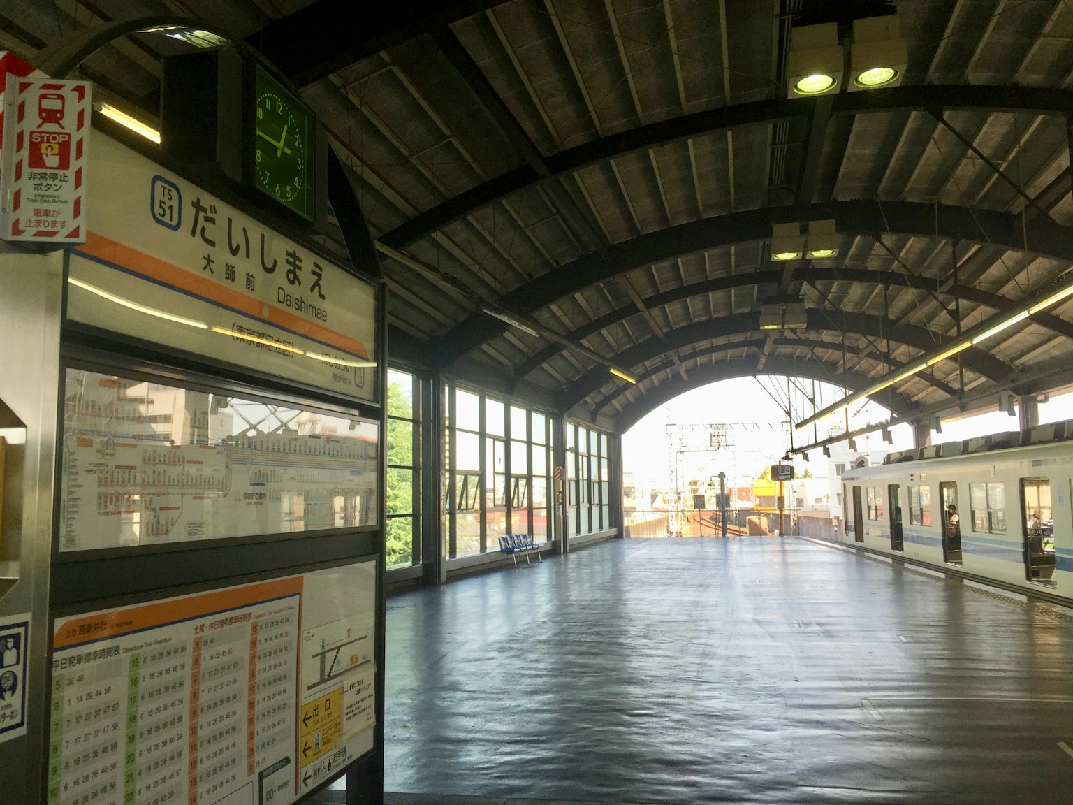 Vue intérieure d'un quai de gare avec un plafond en arc et de la lumière naturelle entrant par les fenêtres