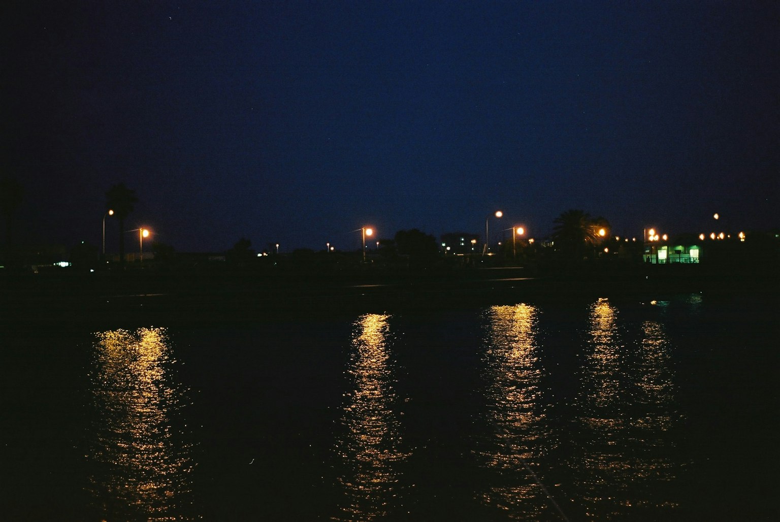夜晚河流映射城市燈光的景色