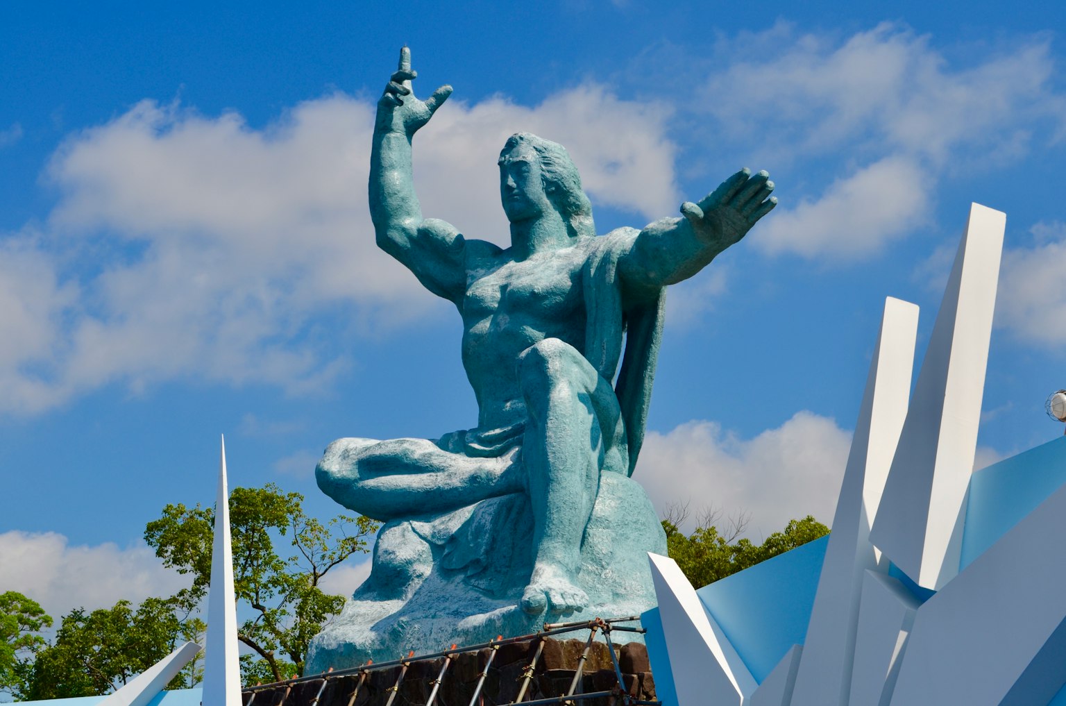 Estatua de bronce levantando la mano hacia el cielo