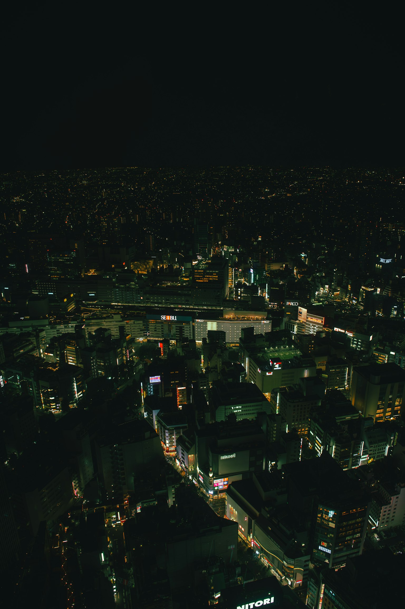 夜景城市的鸟瞰图，灯光闪烁的建筑和街道