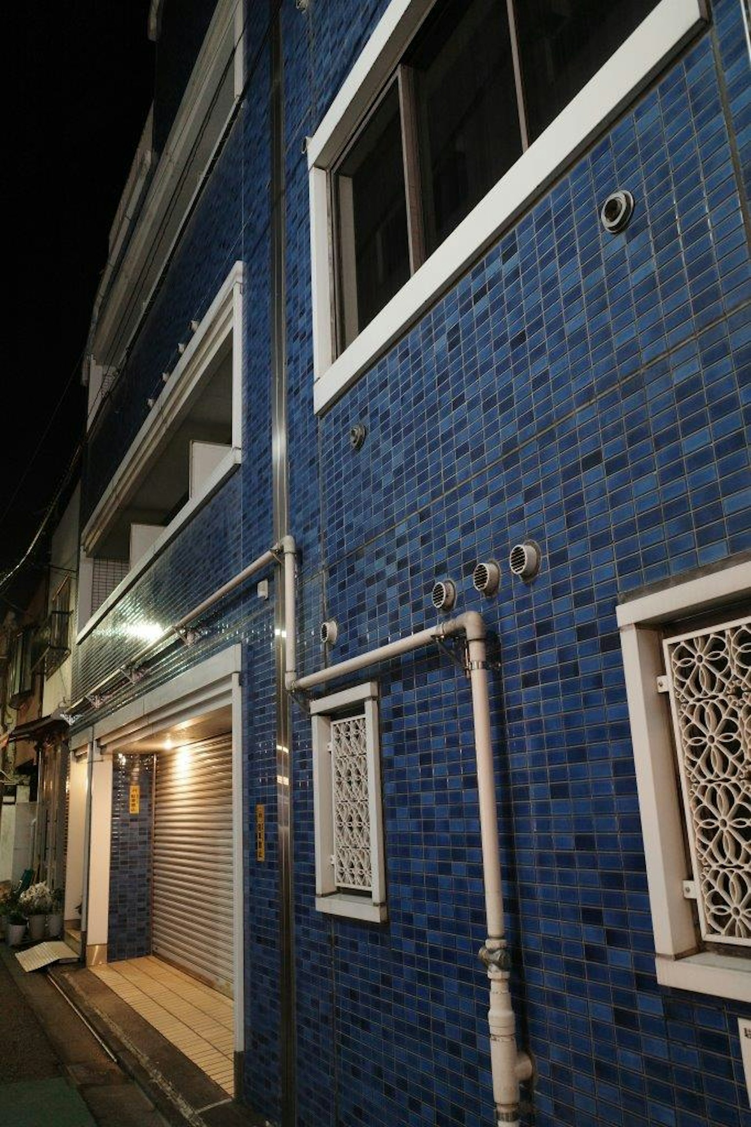 夜间蓝色瓷砖建筑外观和装饰窗户