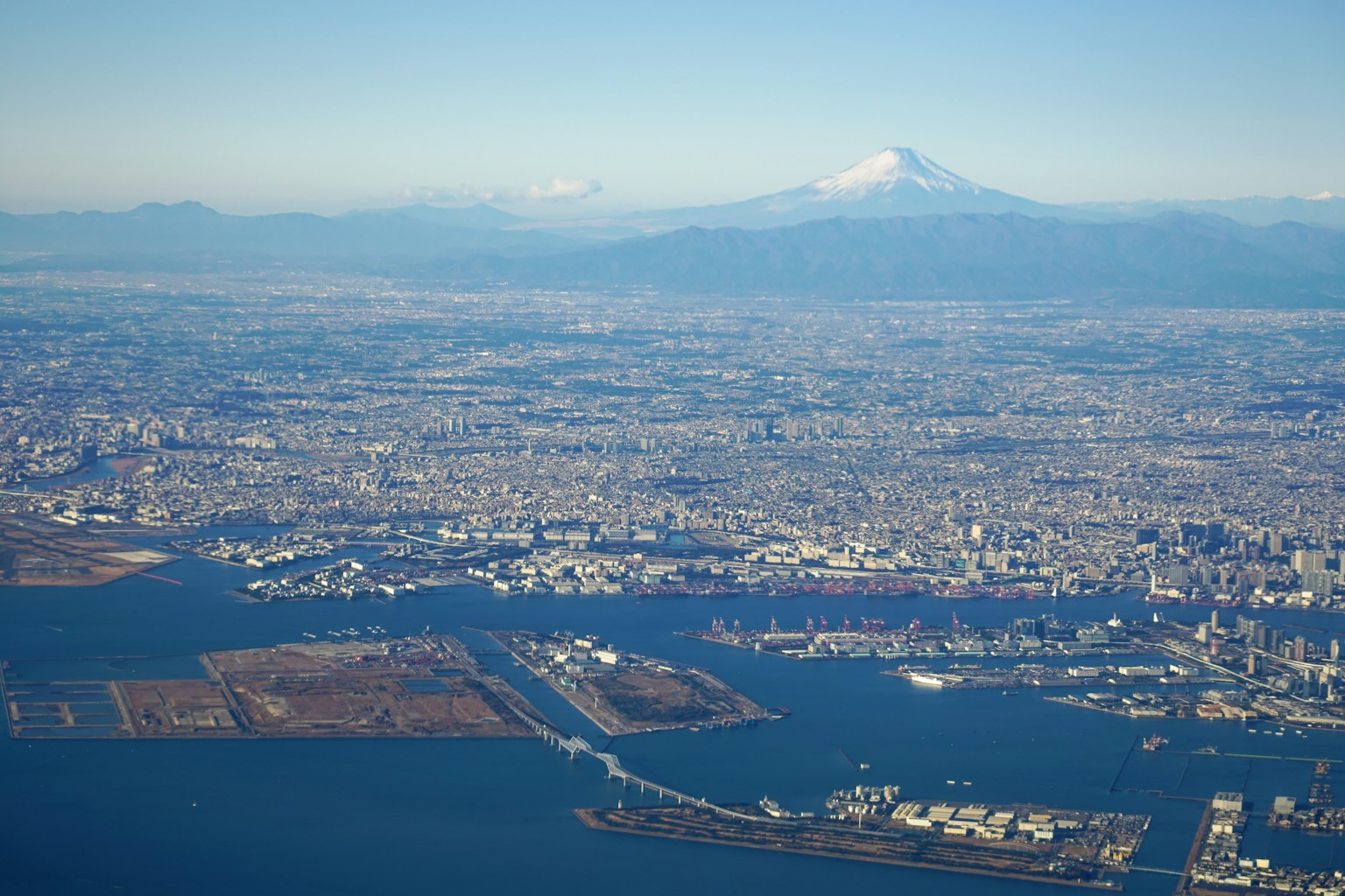 东京湾上空的富士山和城市景观的航拍图