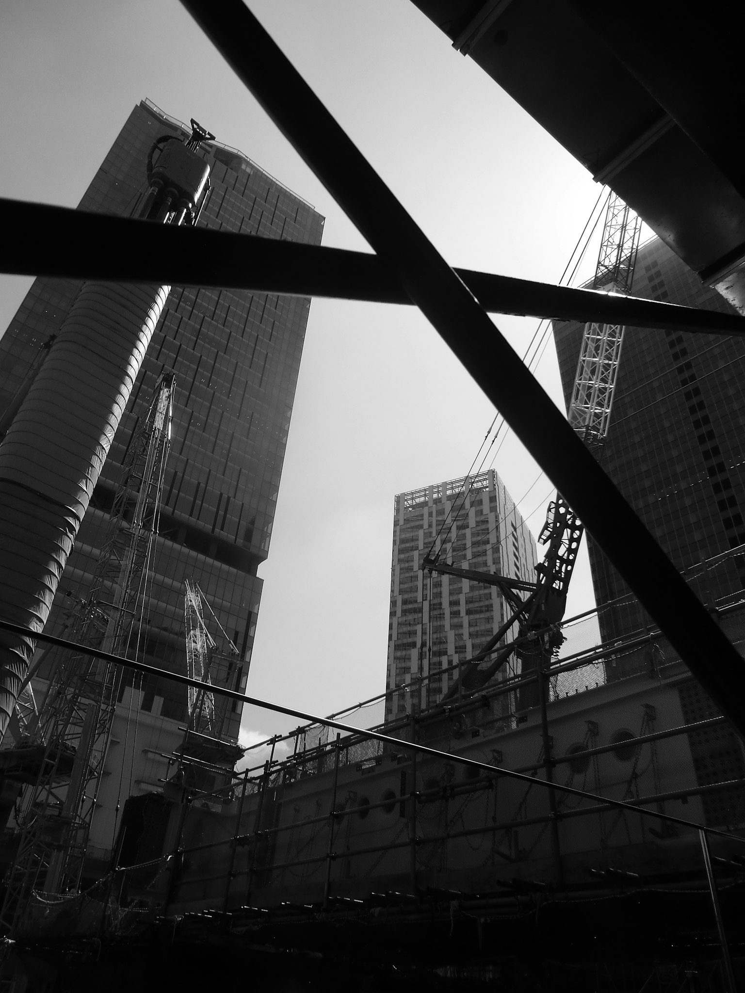 高層ビルの黒と白の写真 交差する線が特徴的