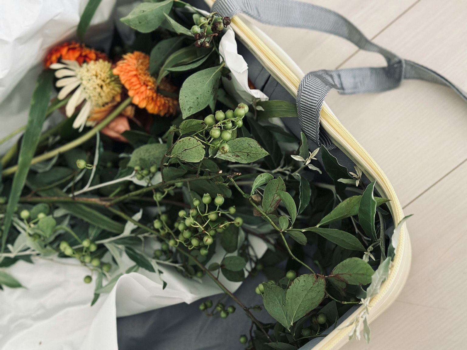 裝滿彩色花朵和綠色葉子的包內部