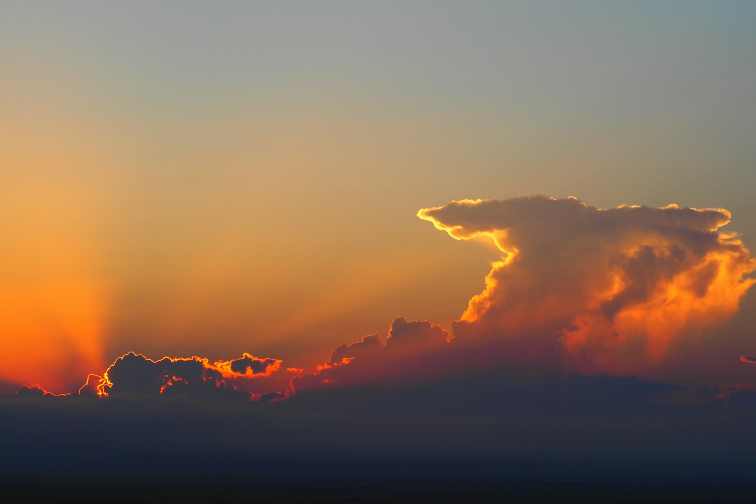 Ciel de coucher de soleil avec des nuages en silhouette