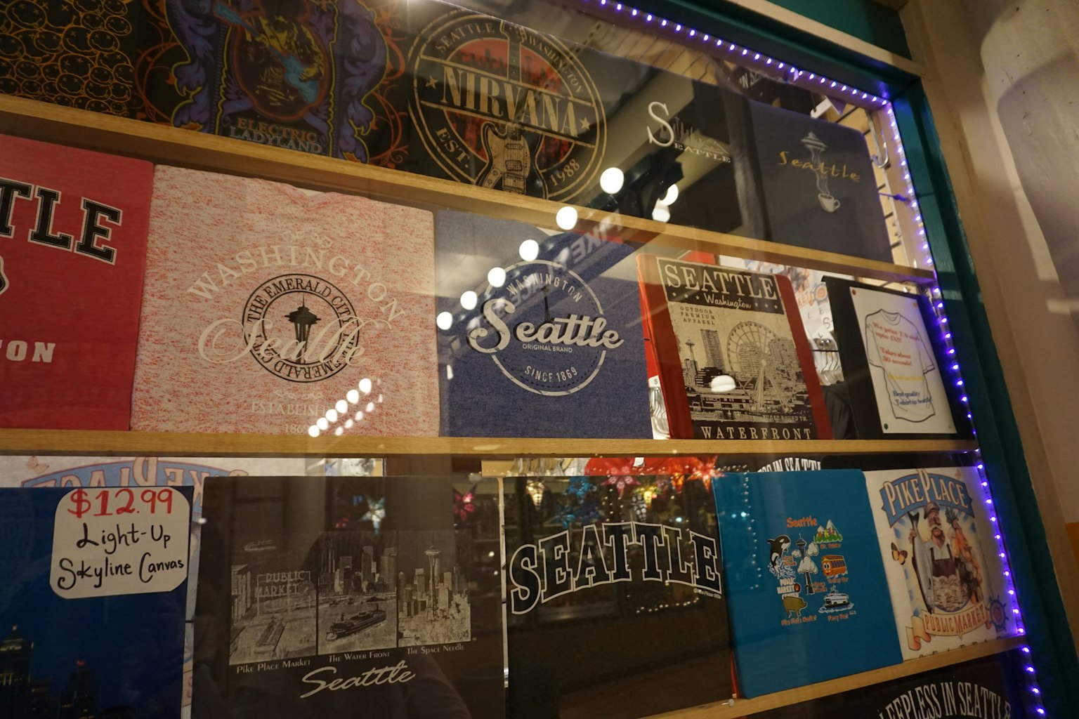 Vetrina con vari T-shirt a tema Seattle